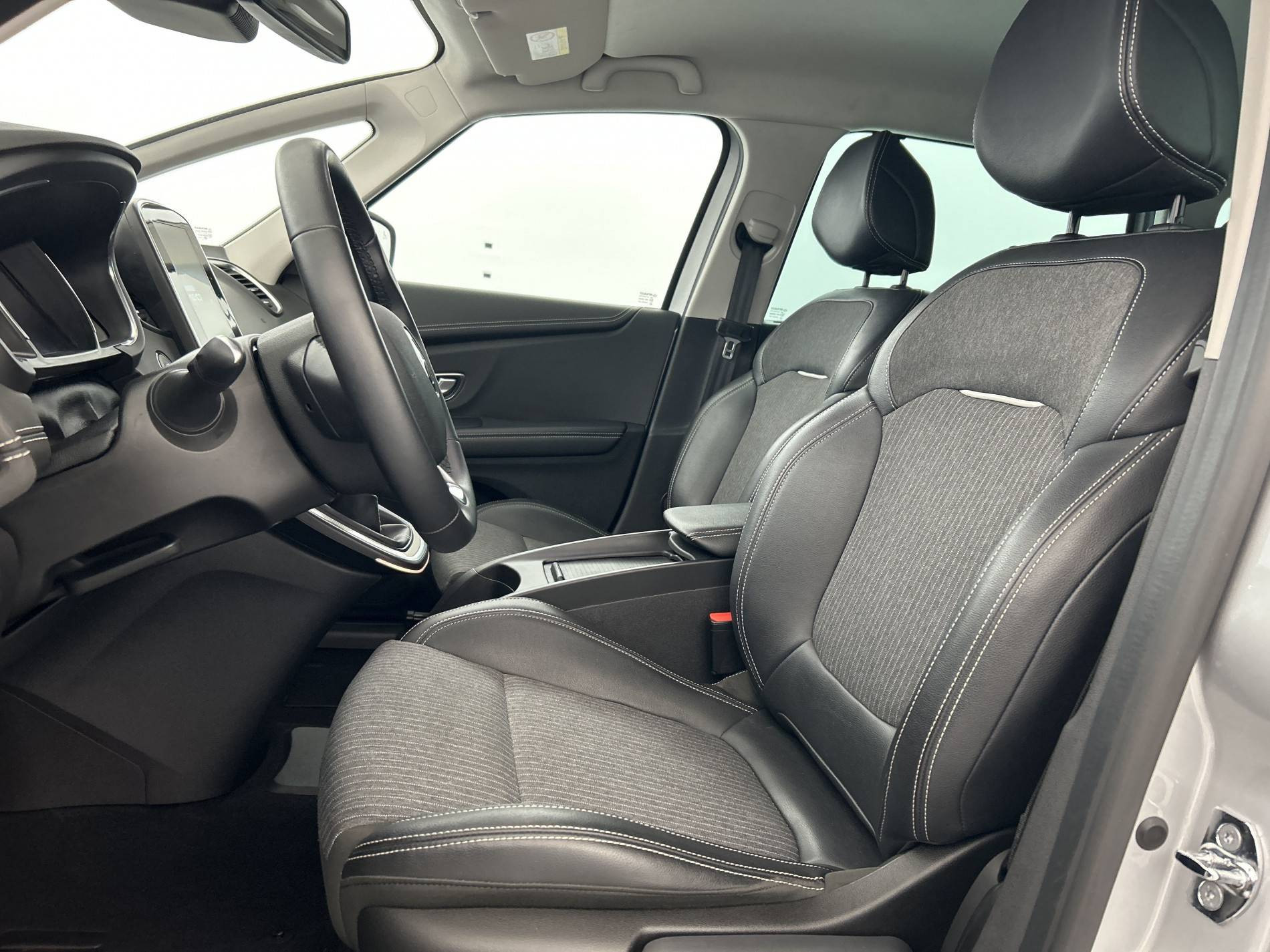 Vente en ligne Renault Grand Scenic 4 Grand Scenic TCe 140 au prix de 22 990 €