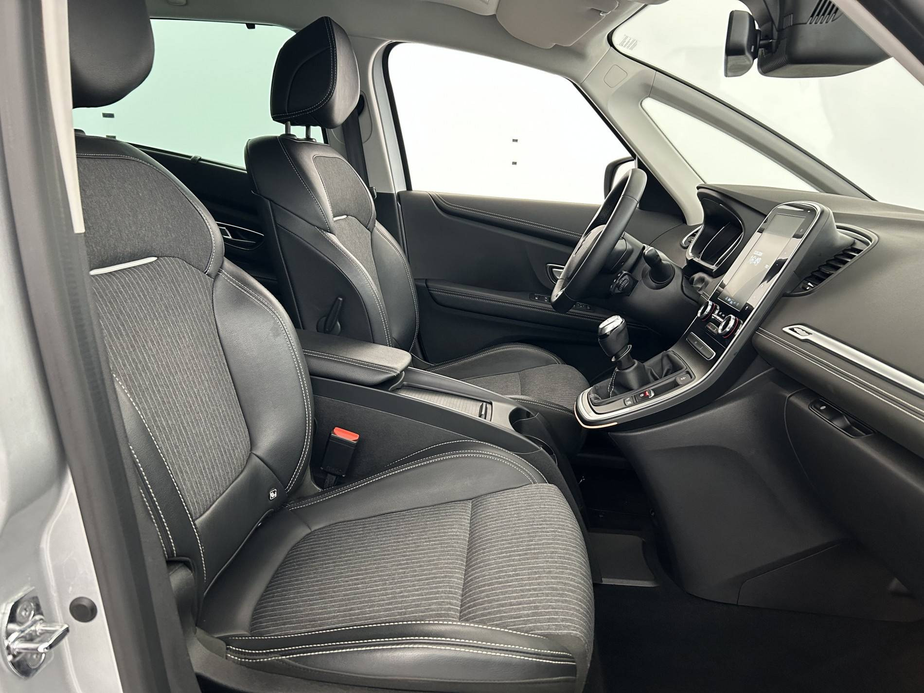 Vente en ligne Renault Grand Scenic 4 Grand Scenic TCe 140 au prix de 22 990 €