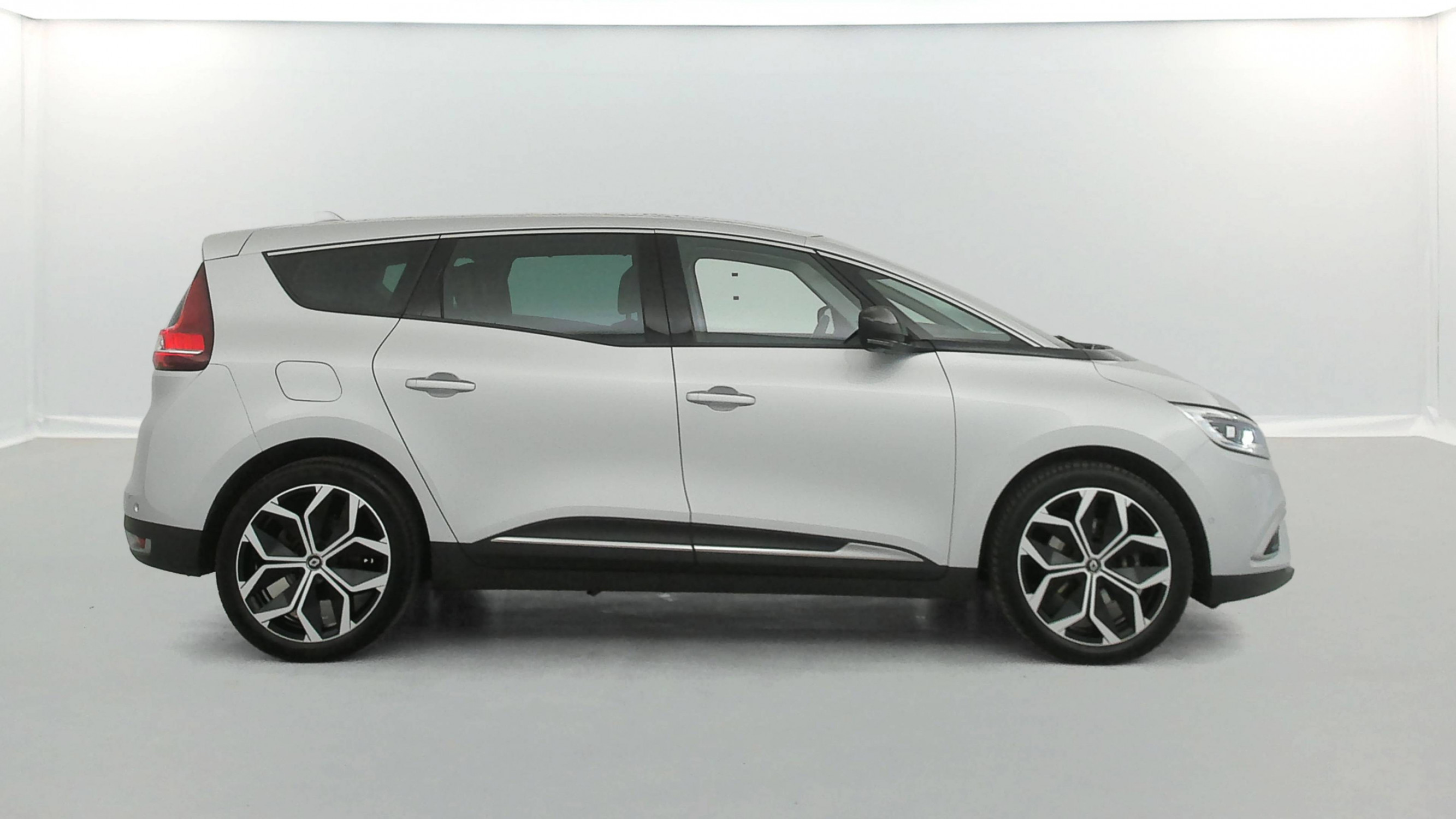 Vente en ligne Renault Grand Scenic 4 Grand Scenic TCe 140 au prix de 22 990 €