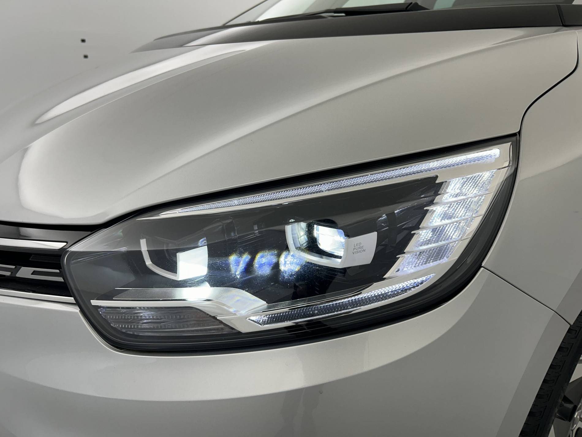 Vente en ligne Renault Grand Scenic 4 Grand Scenic TCe 140 au prix de 22 990 €