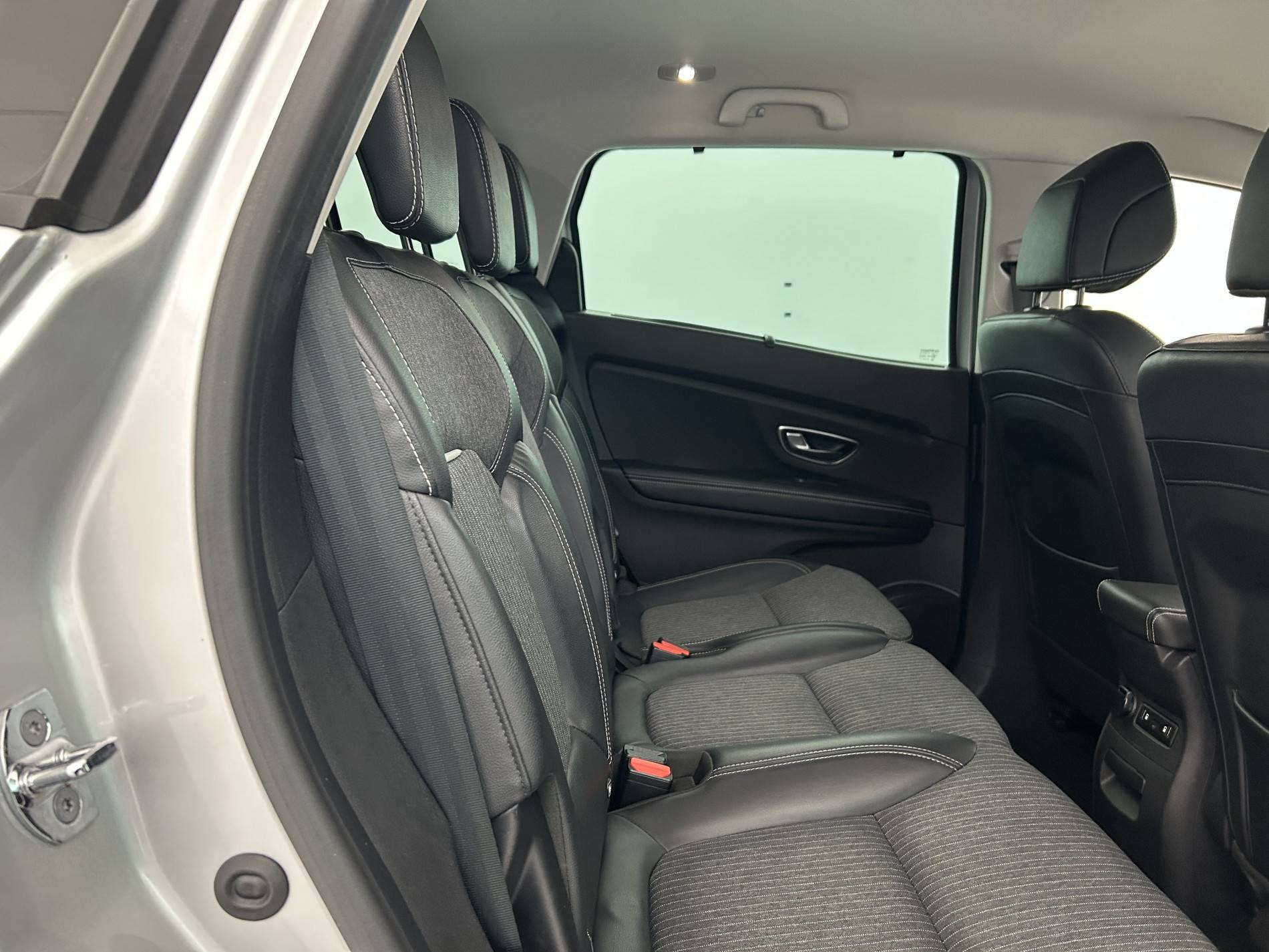 Vente en ligne Renault Grand Scenic 4 Grand Scenic TCe 140 au prix de 22 990 €