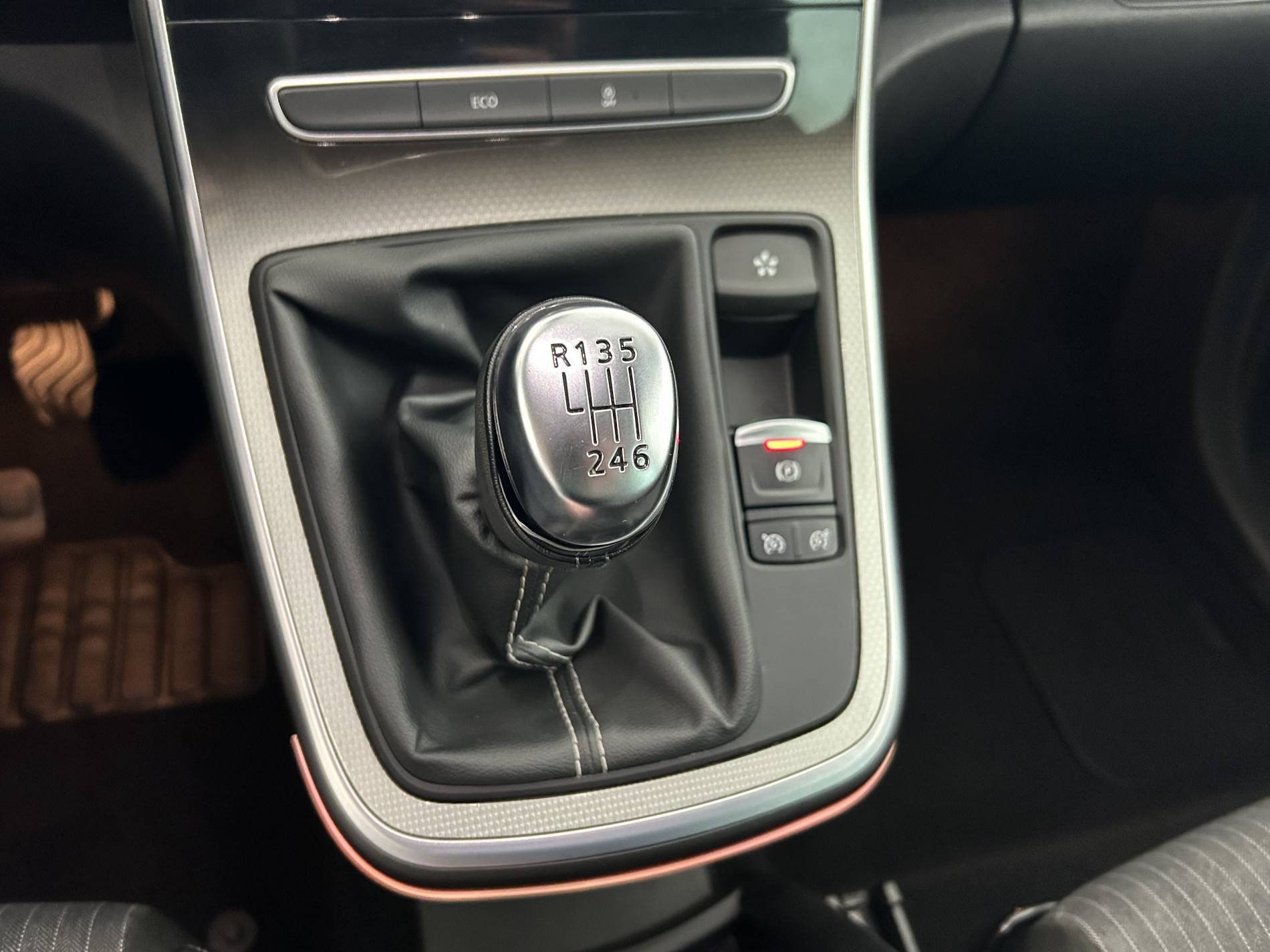 Vente en ligne Renault Grand Scenic 4 Grand Scenic TCe 140 au prix de 22 990 €