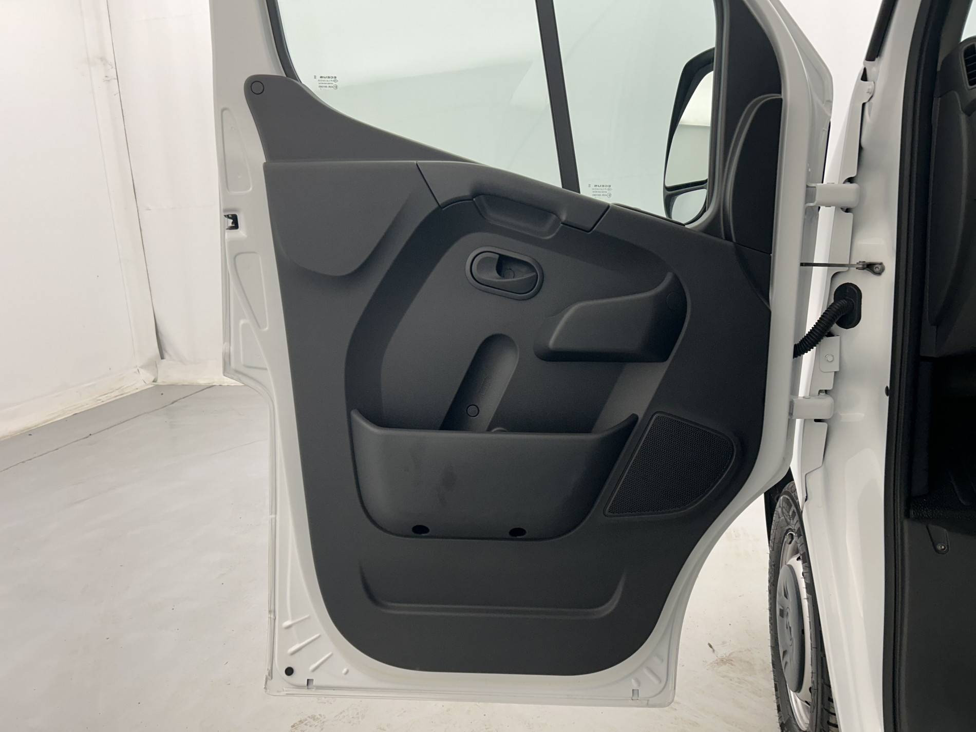 Vente en ligne Renault Master Fourgon MASTER FGN TRAC F3500 L2H2 BLUE DCI 135 au prix de 25 990 €