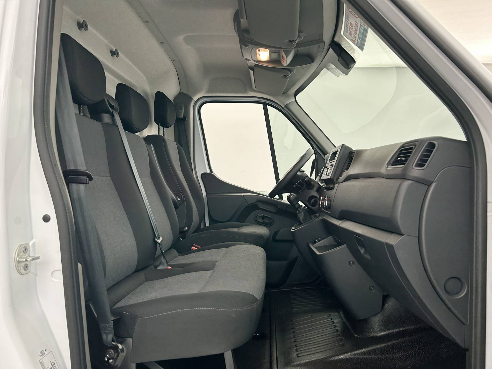 Vente en ligne Renault Master Fourgon MASTER FGN TRAC F3500 L2H2 BLUE DCI 135 au prix de 25 990 €