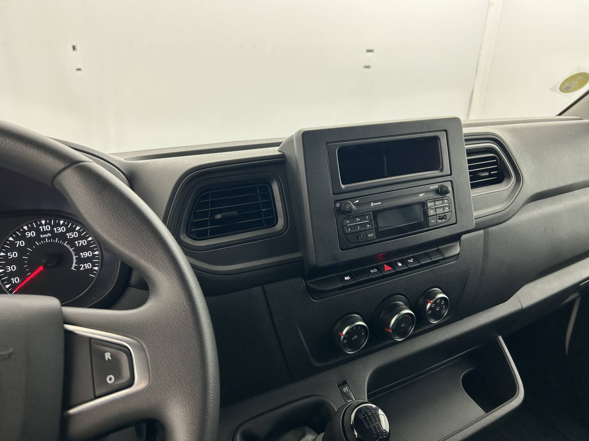 Vente en ligne Renault Master Fourgon MASTER FGN TRAC F3500 L2H2 BLUE DCI 135 au prix de 25 990 €