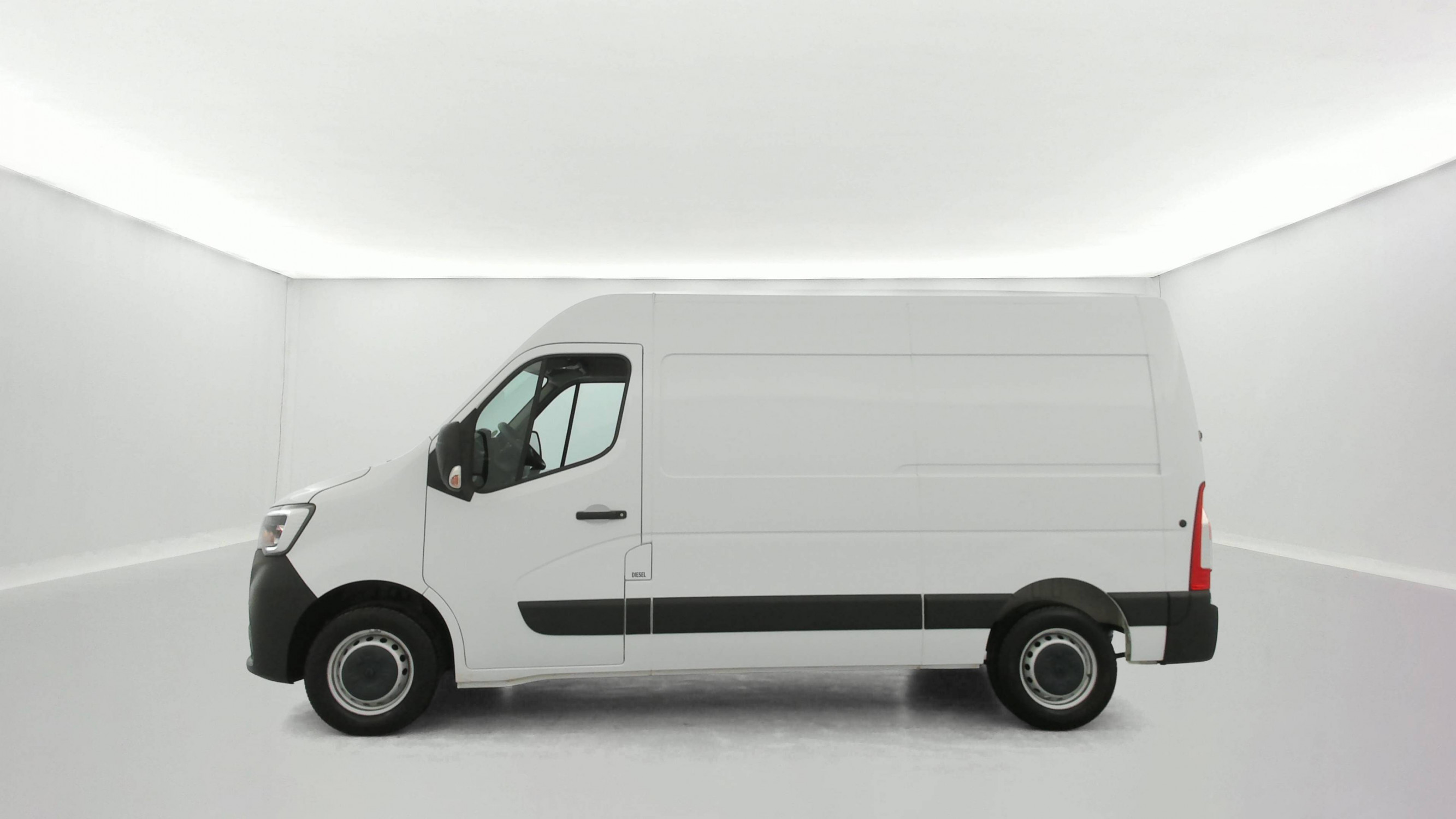 Vente en ligne Renault Master Fourgon MASTER FGN TRAC F3500 L2H2 BLUE DCI 135 au prix de 25 990 €