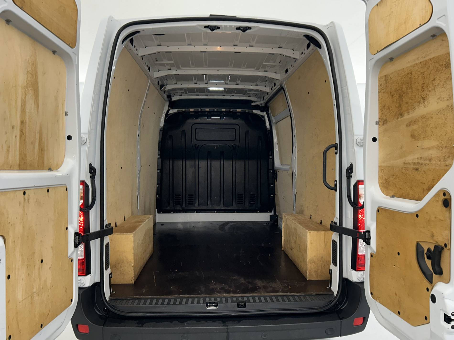 Vente en ligne Renault Master Fourgon MASTER FGN TRAC F3500 L2H2 BLUE DCI 135 au prix de 25 990 €