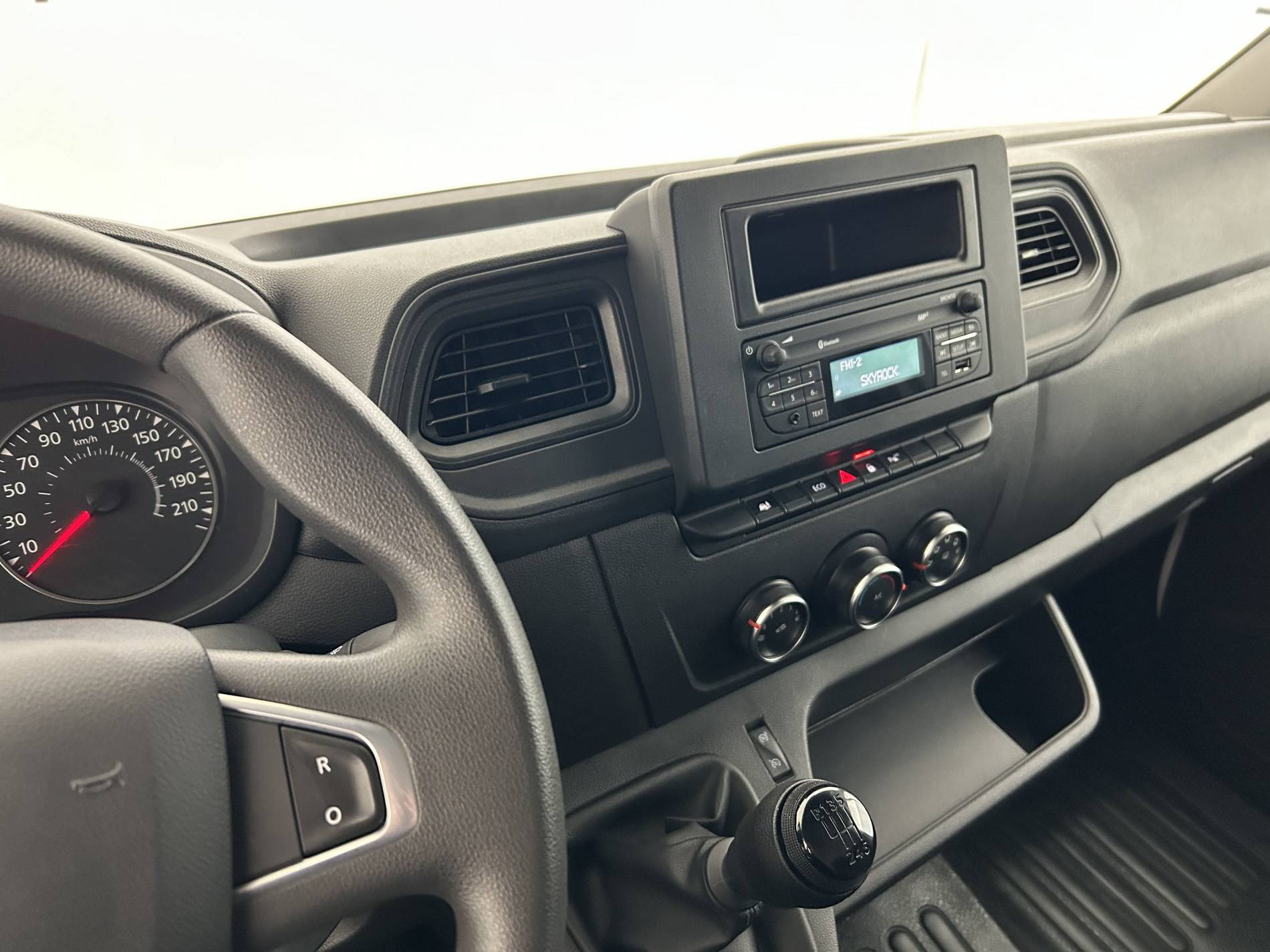 Vente en ligne Renault Master Fourgon MASTER FGN TRAC F3500 L2H2 BLUE DCI 135 au prix de 24 990 €