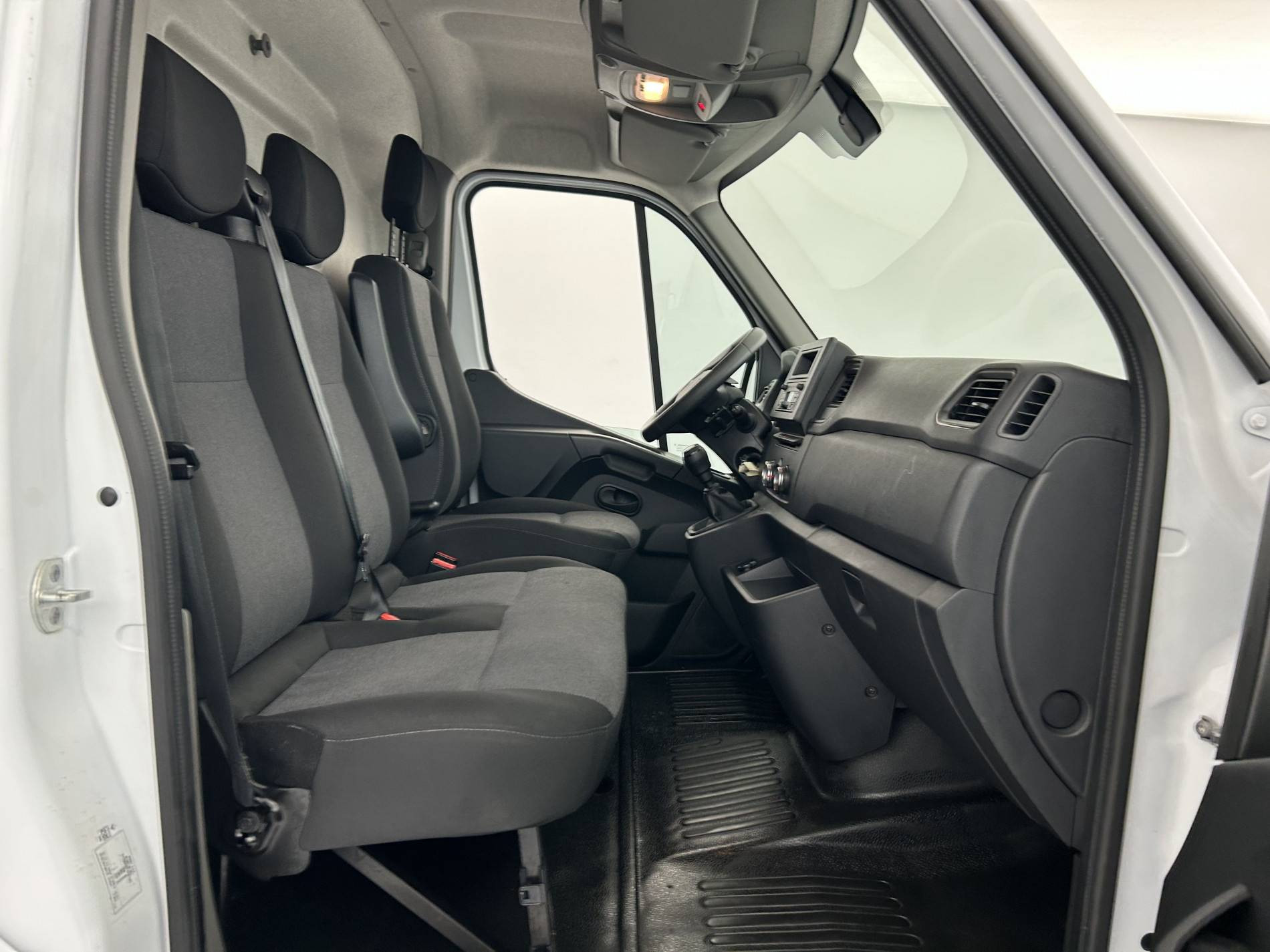 Vente en ligne Renault Master Fourgon MASTER FGN TRAC F3500 L2H2 BLUE DCI 135 au prix de 24 990 €