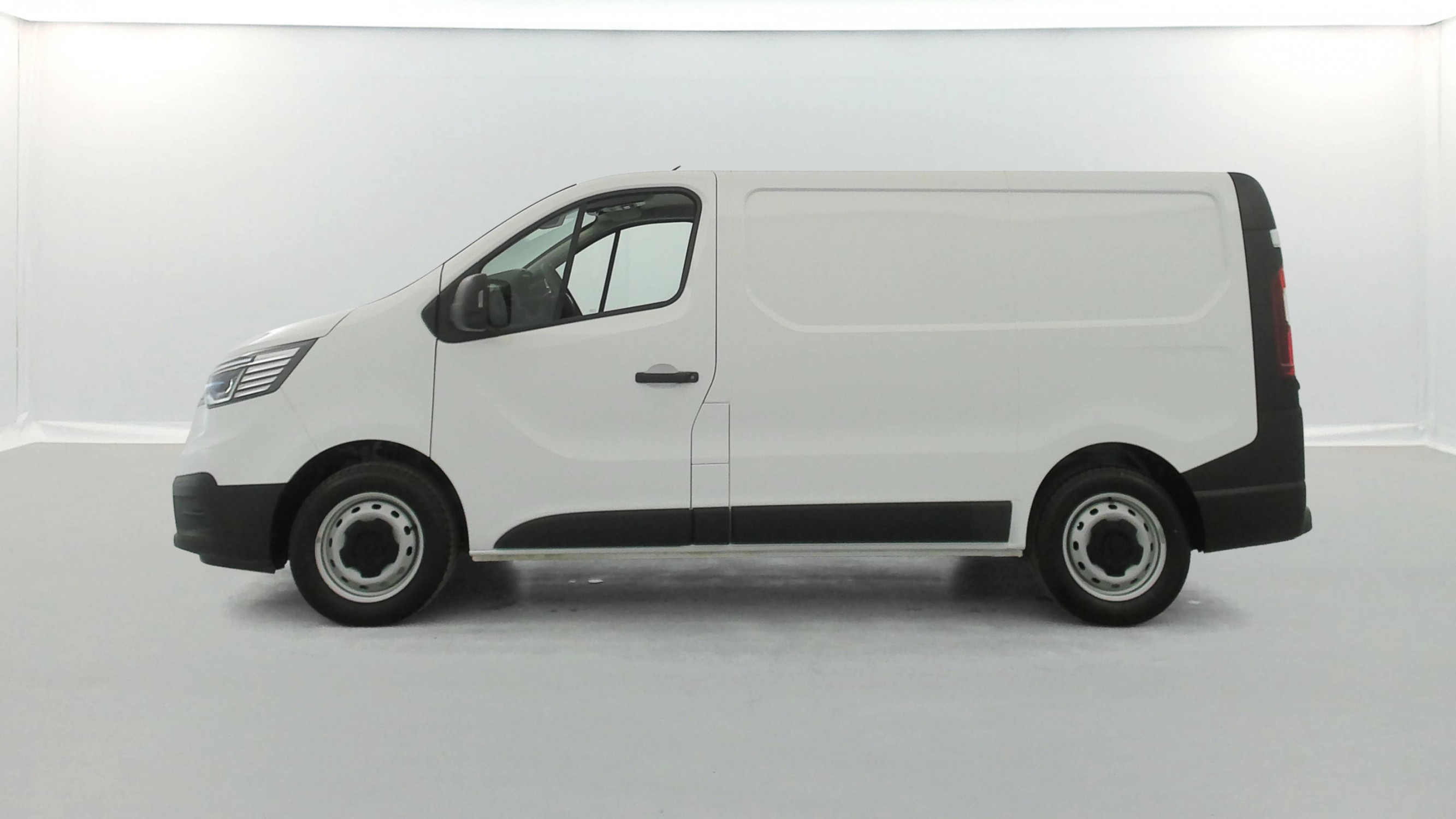 Vente en ligne Renault Trafic 3 Fourgon TRAFIC FGN L1H1 3T BLUE DCI 130 GSR2 au prix de 24 990 €