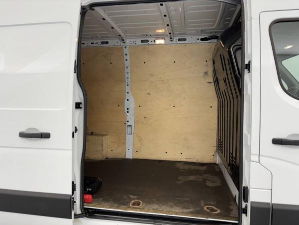 Vente en ligne Renault Master Fourgon MASTER FGN TRAC F3500 L2H2 DCI 135 au prix de 19 990 €