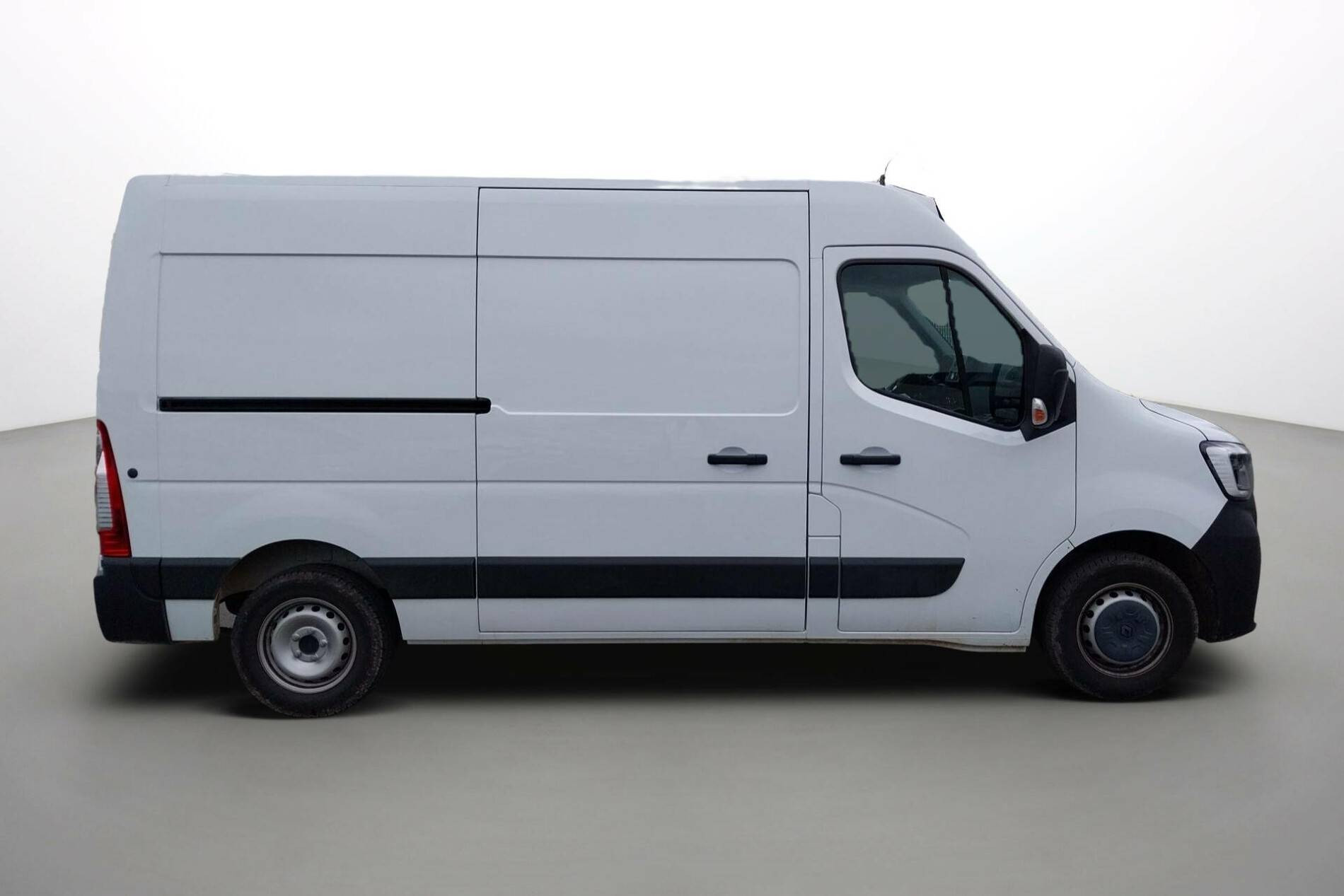 Vente en ligne Renault Master Fourgon MASTER FGN TRAC F3500 L2H2 BLUE DCI 135 au prix de 26 990 €