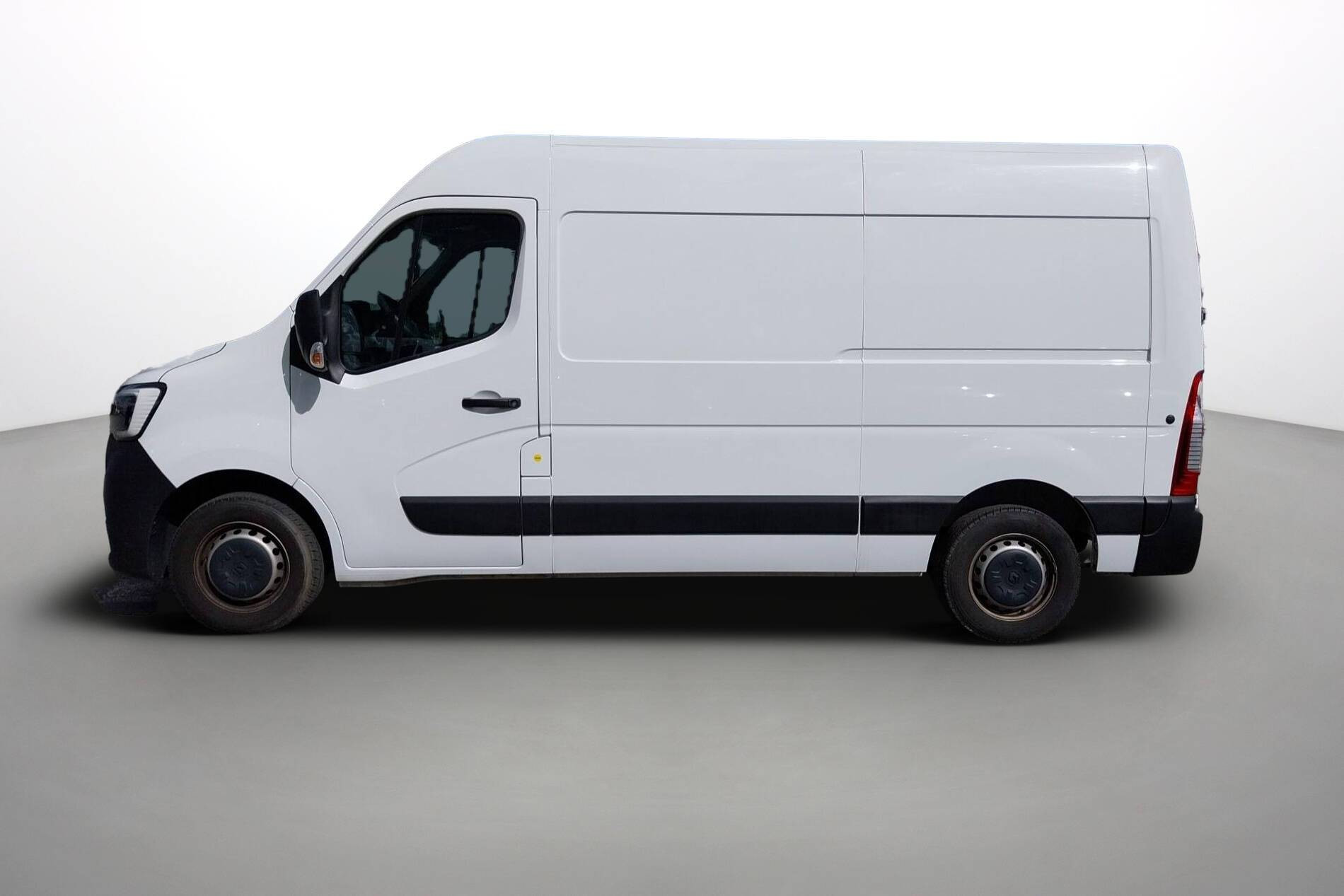 Vente en ligne Renault Master Fourgon MASTER FGN TRAC F3500 L2H2 BLUE DCI 135 au prix de 27 990 €