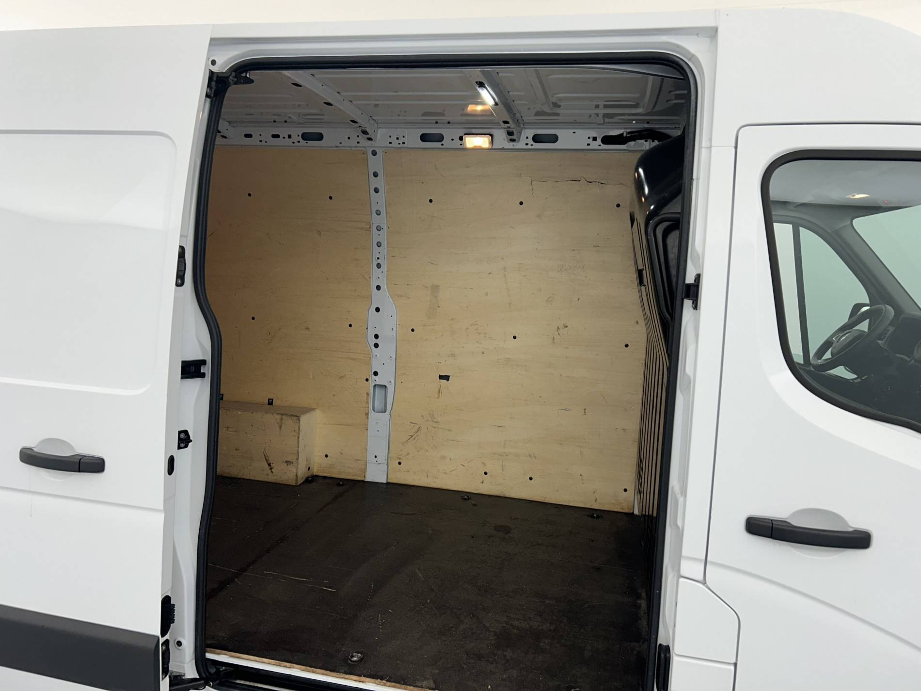 Vente en ligne Renault Master Fourgon MASTER FGN TRAC F3500 L2H2 BLUE DCI 135 au prix de 23 990 €