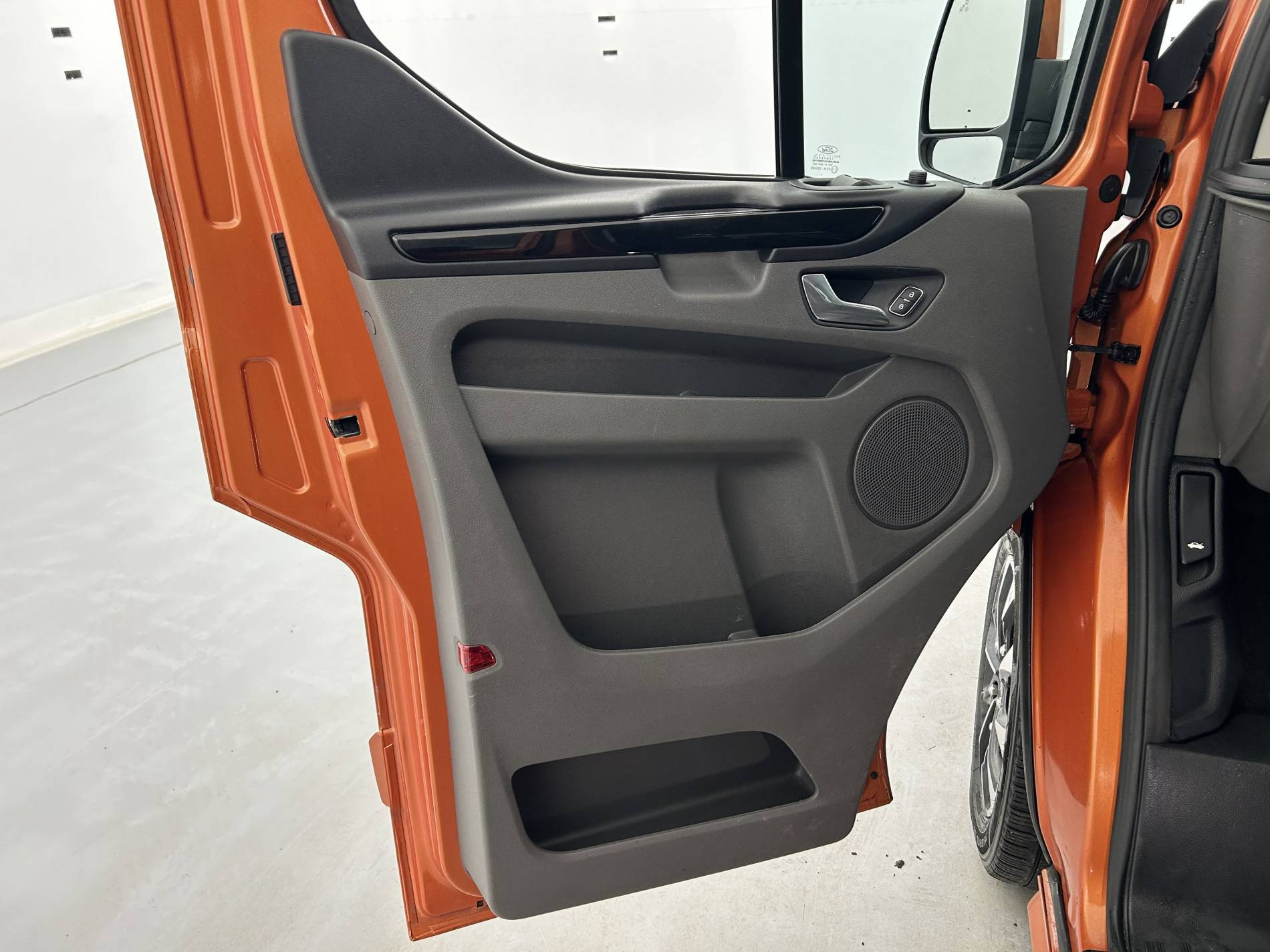 Vente en ligne Ford Transit Custom TRANSIT CUSTOM CA 320 L1H1 2.0 ECOBLUE 185 BVA au prix de 32 390 €