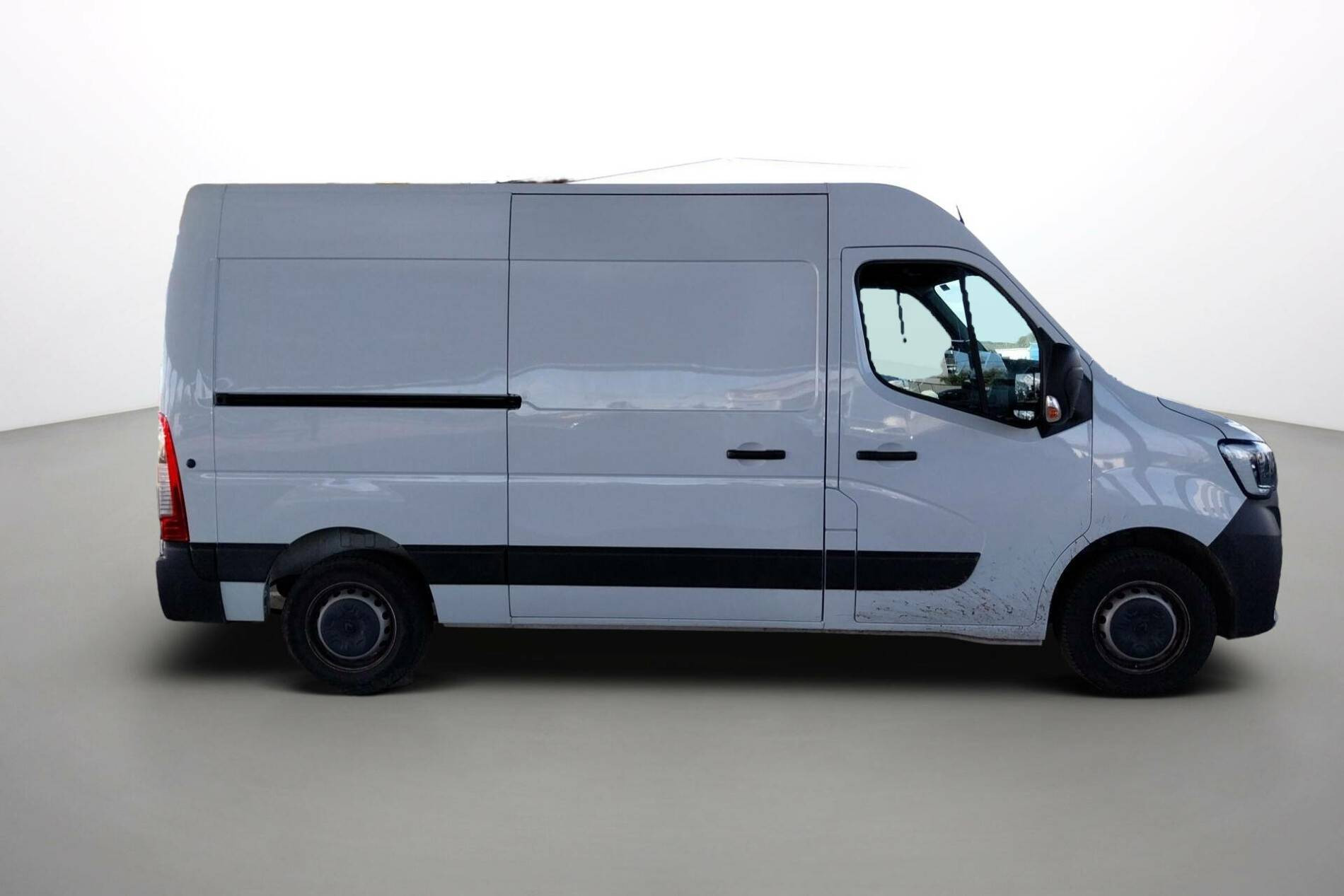 Vente en ligne Renault Master Fourgon MASTER FGN TRAC F3500 L2H2 BLUE DCI 135 au prix de 26 990 €