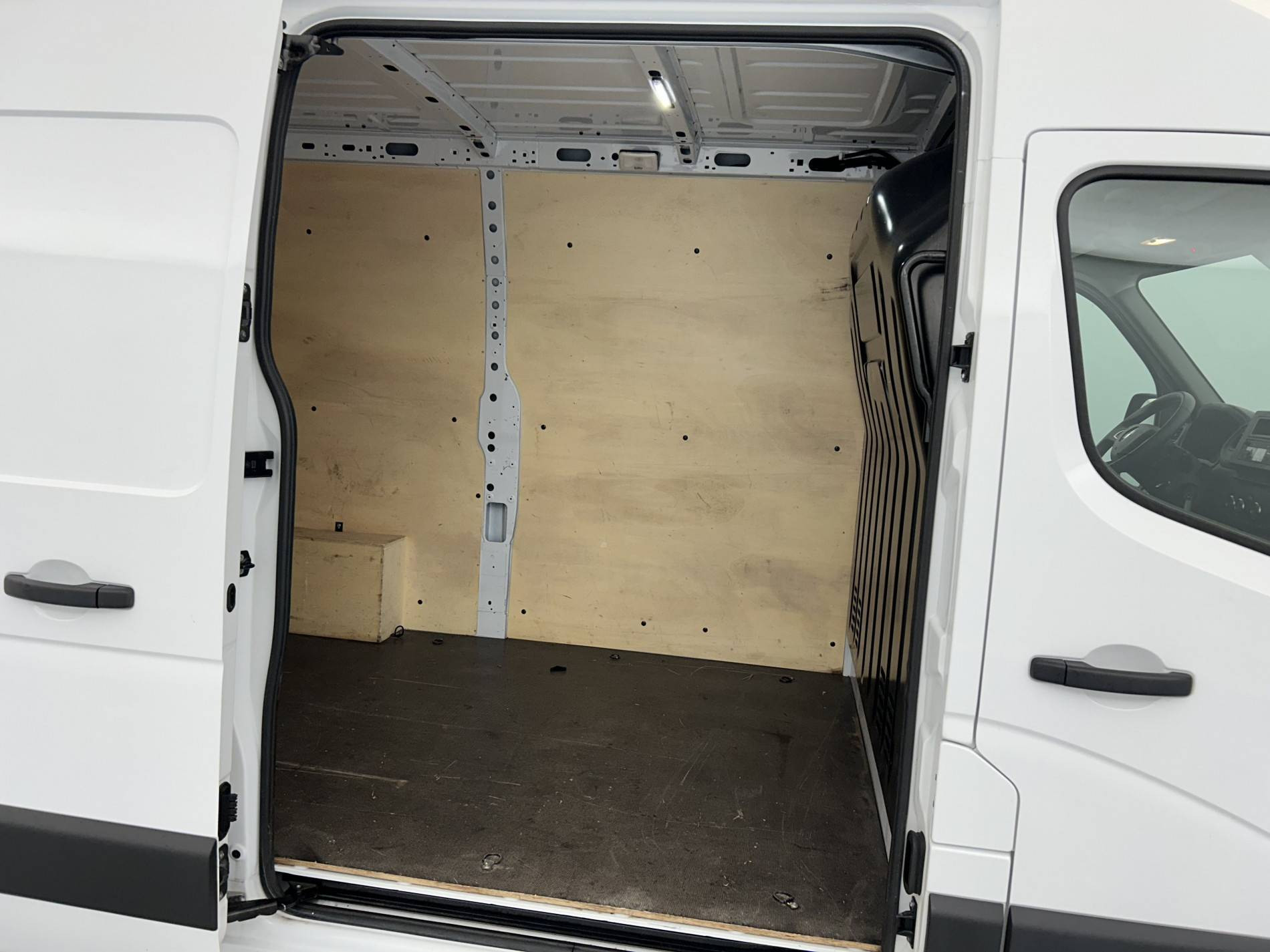 Vente en ligne Renault Master Fourgon MASTER FGN TRAC F3500 L2H2 BLUE DCI 135 au prix de 27 790 €