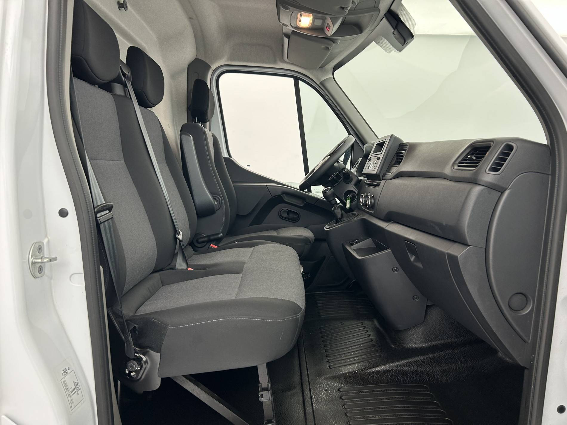 Vente en ligne Renault Master Fourgon MASTER FGN TRAC F3500 L2H2 BLUE DCI 135 au prix de 27 790 €