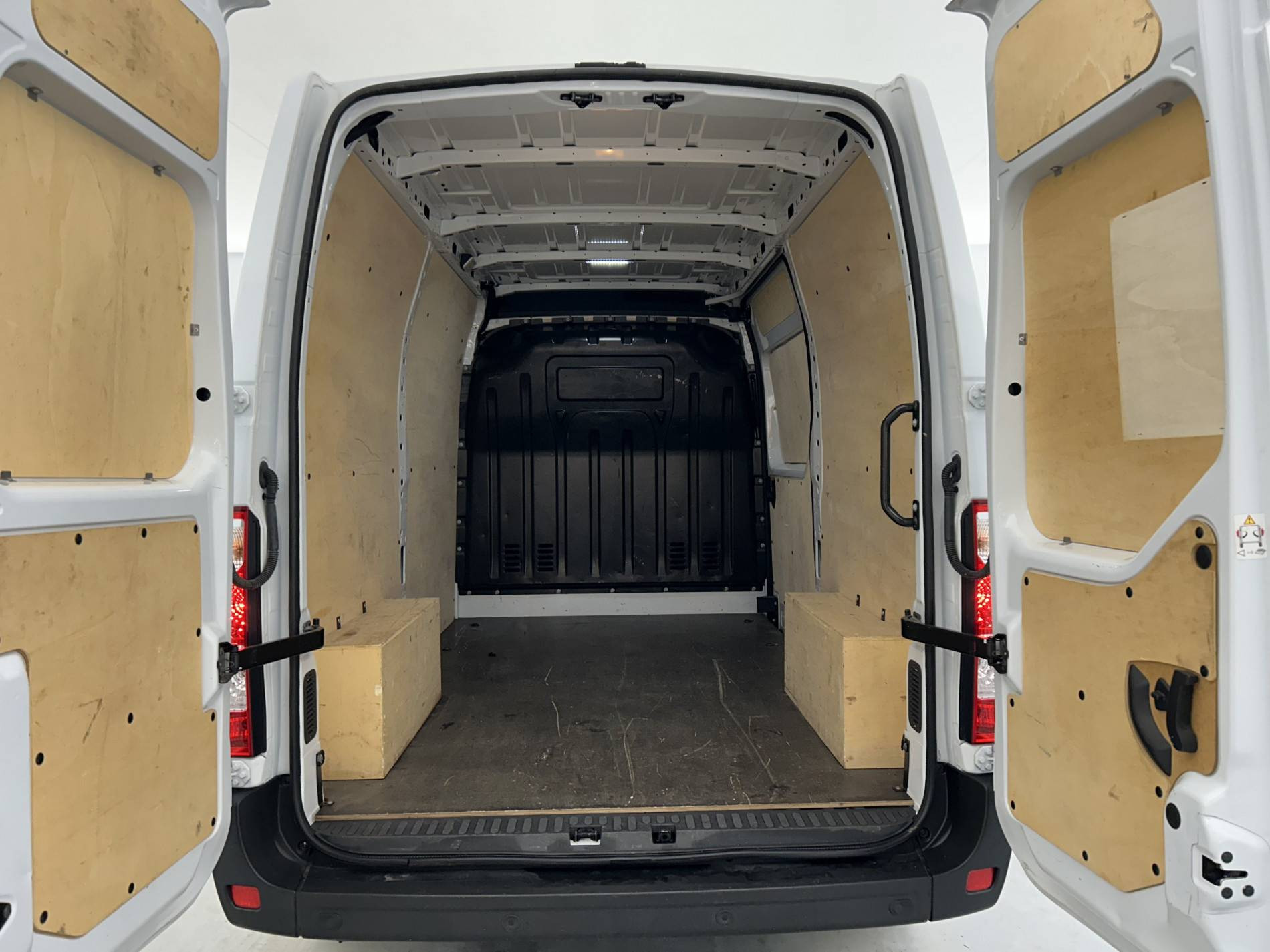 Vente en ligne Renault Master Fourgon MASTER FGN TRAC F3500 L2H2 BLUE DCI 135 au prix de 27 790 €