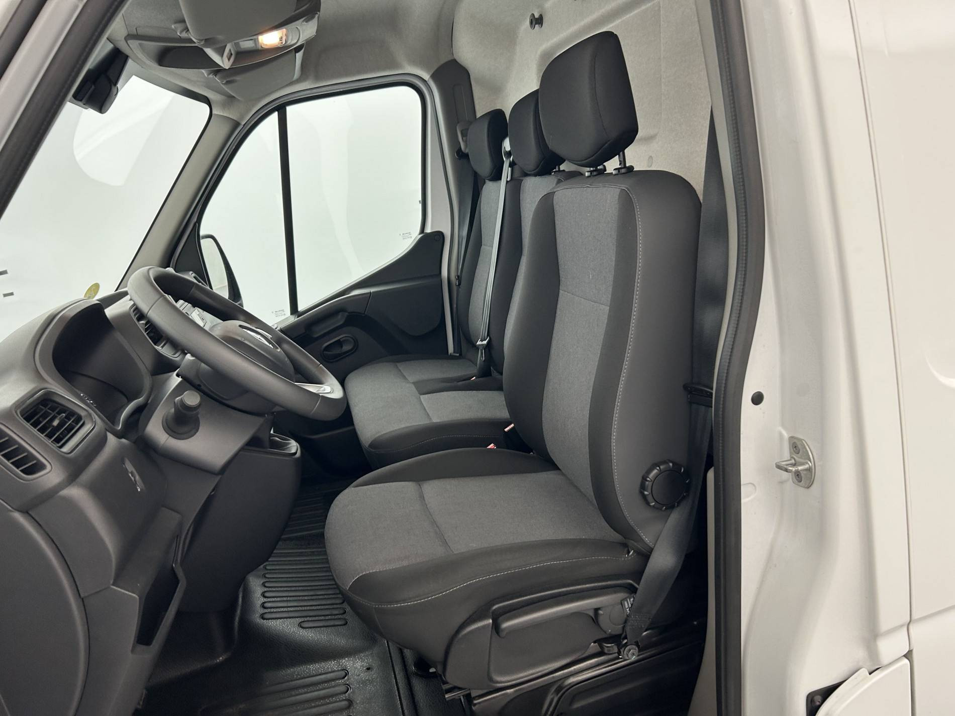 Vente en ligne Renault Master Fourgon MASTER FGN TRAC F3500 L2H2 BLUE DCI 135 au prix de 27 790 €