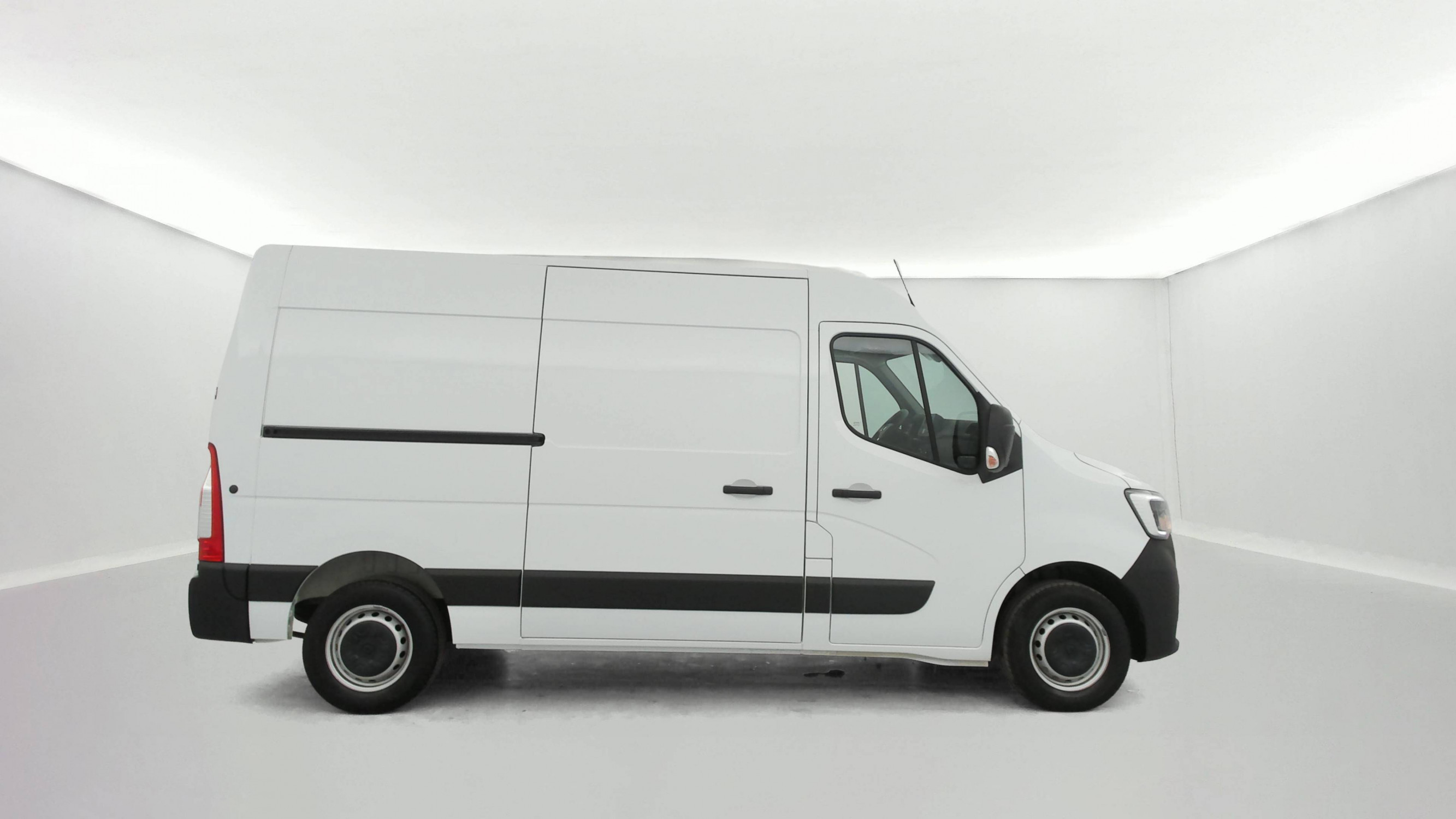 Vente en ligne Renault Master Fourgon MASTER FGN TRAC F3500 L2H2 BLUE DCI 135 au prix de 27 790 €