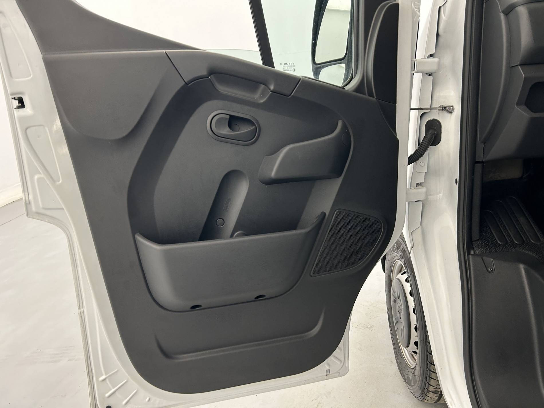 Vente en ligne Renault Master Fourgon MASTER FGN TRAC F3500 L2H2 BLUE DCI 135 au prix de 27 790 €