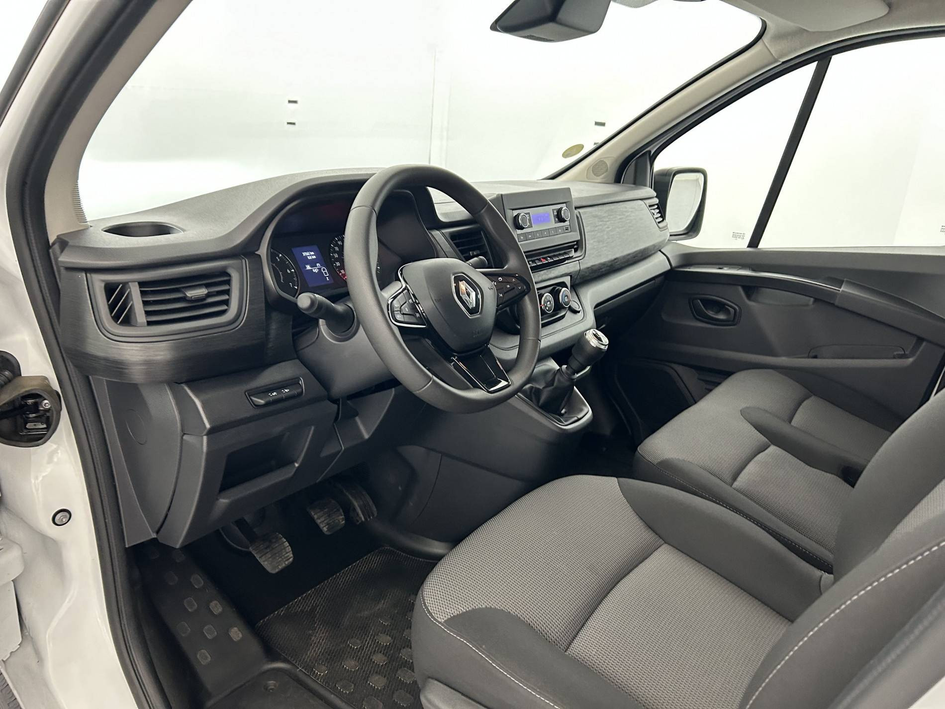 Vente en ligne Renault Trafic 3 Fourgon TRAFIC FGN L1H1 3T BLUE DCI 130 GSR2 au prix de 24 990 €