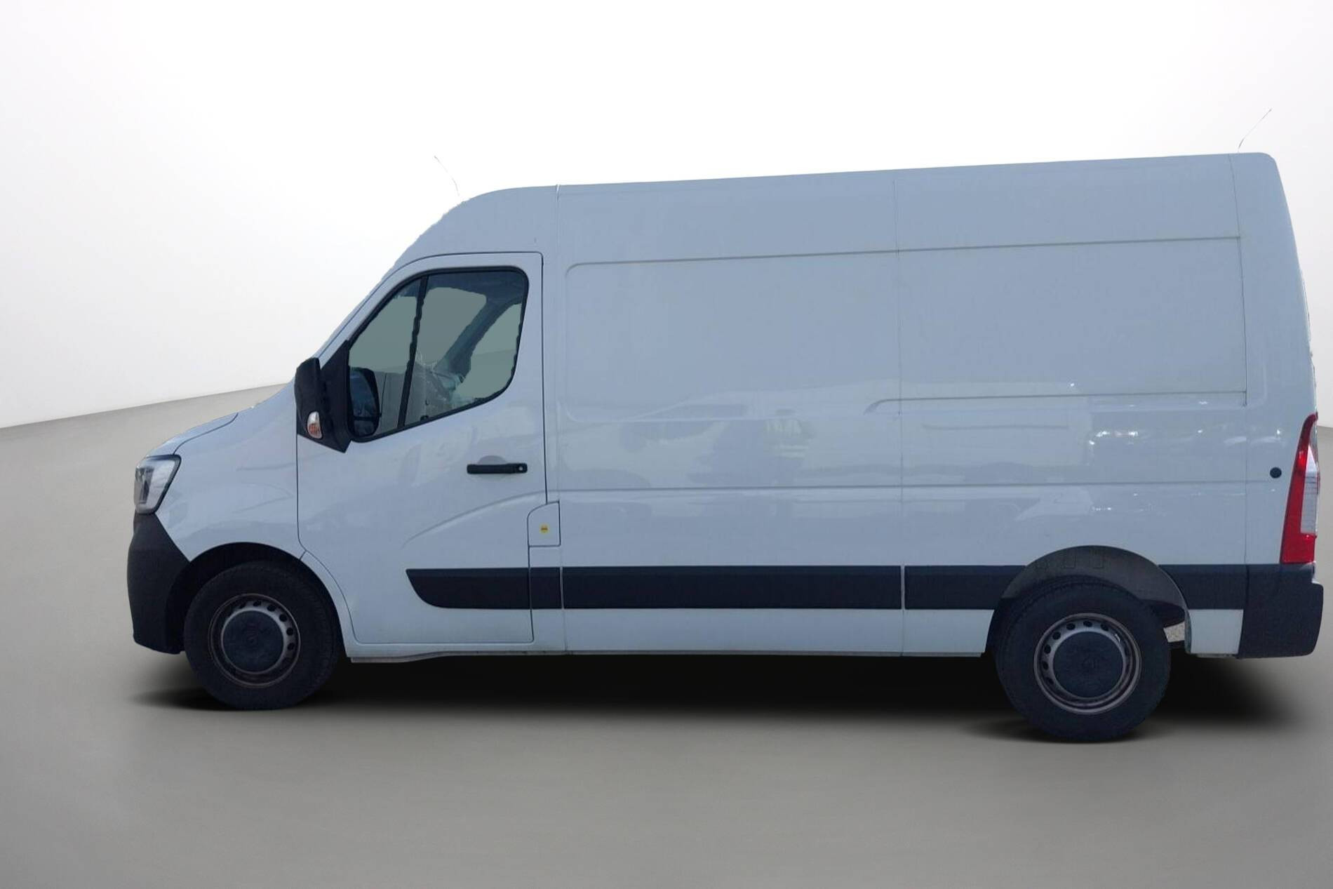 Vente en ligne Renault Master Fourgon MASTER FGN TRAC F3500 L2H2 BLUE DCI 135 au prix de 27 990 €