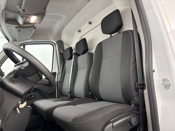Vente en ligne Renault Master Fourgon MASTER FGN TRAC F3500 L2H2 BLUE DCI 135 au prix de 26 990 €