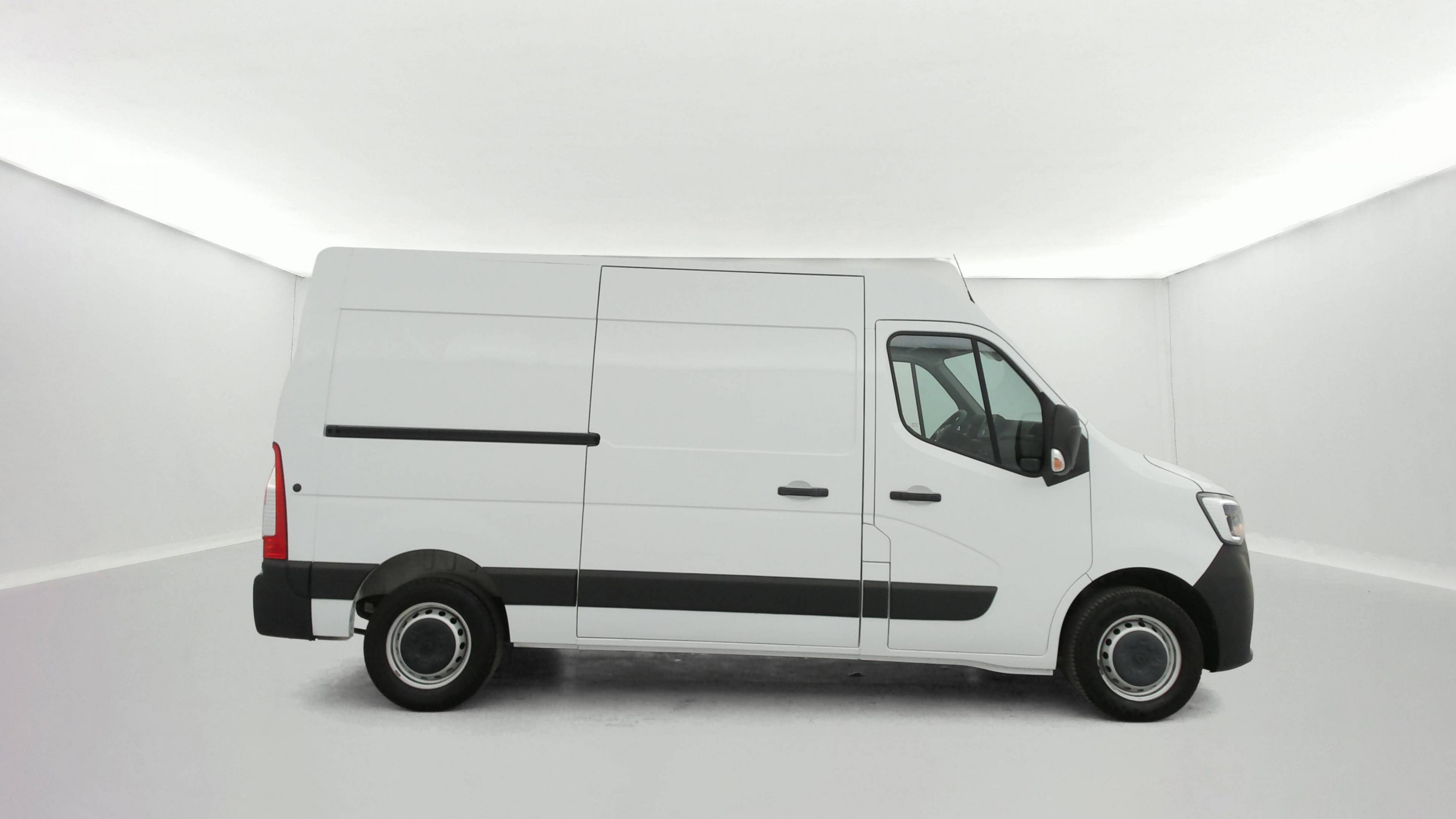 Vente en ligne Renault Master Fourgon MASTER FGN TRAC F3500 L2H2 BLUE DCI 135 au prix de 25 990 €