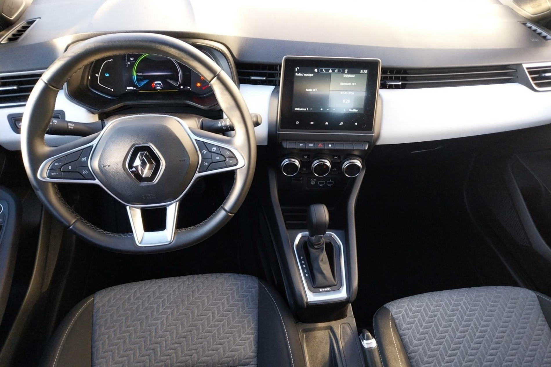 Vente en ligne Renault Clio 5 Clio E-Tech 140 - 21 au prix de 15 790 €