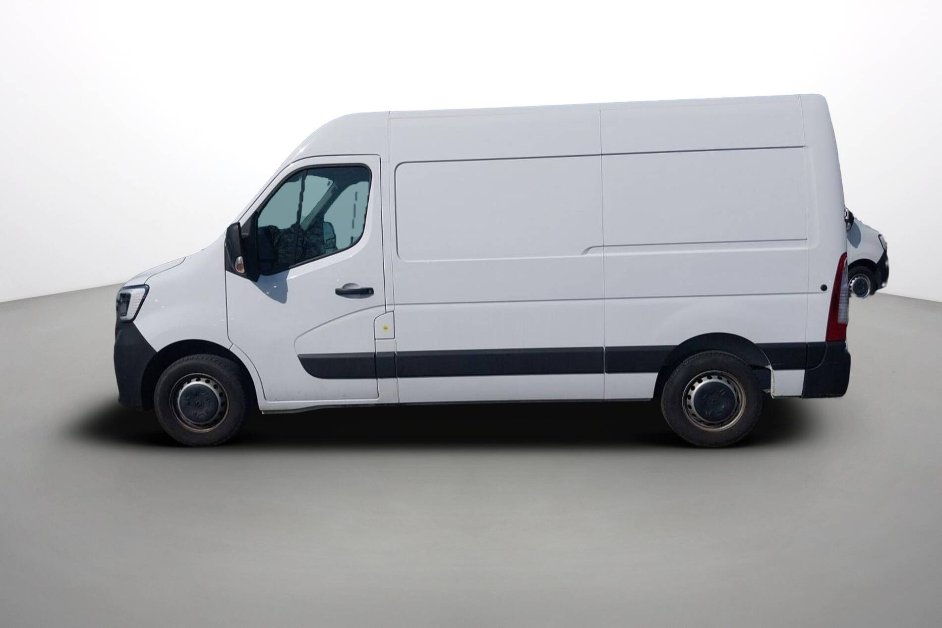Vente en ligne Renault Master Fourgon MASTER FGN TRAC F3500 L2H2 BLUE DCI 135 au prix de 27 990 €