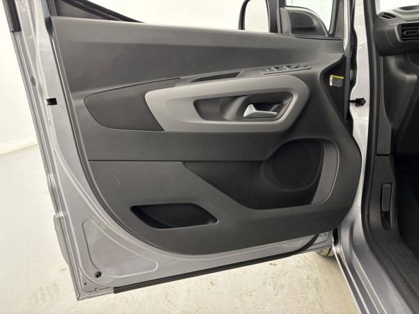 Vente en ligne Toyota Proace City Verso Proace City Verso Long 1.5L 130 D-4D BVM6 au prix de 27 790 €