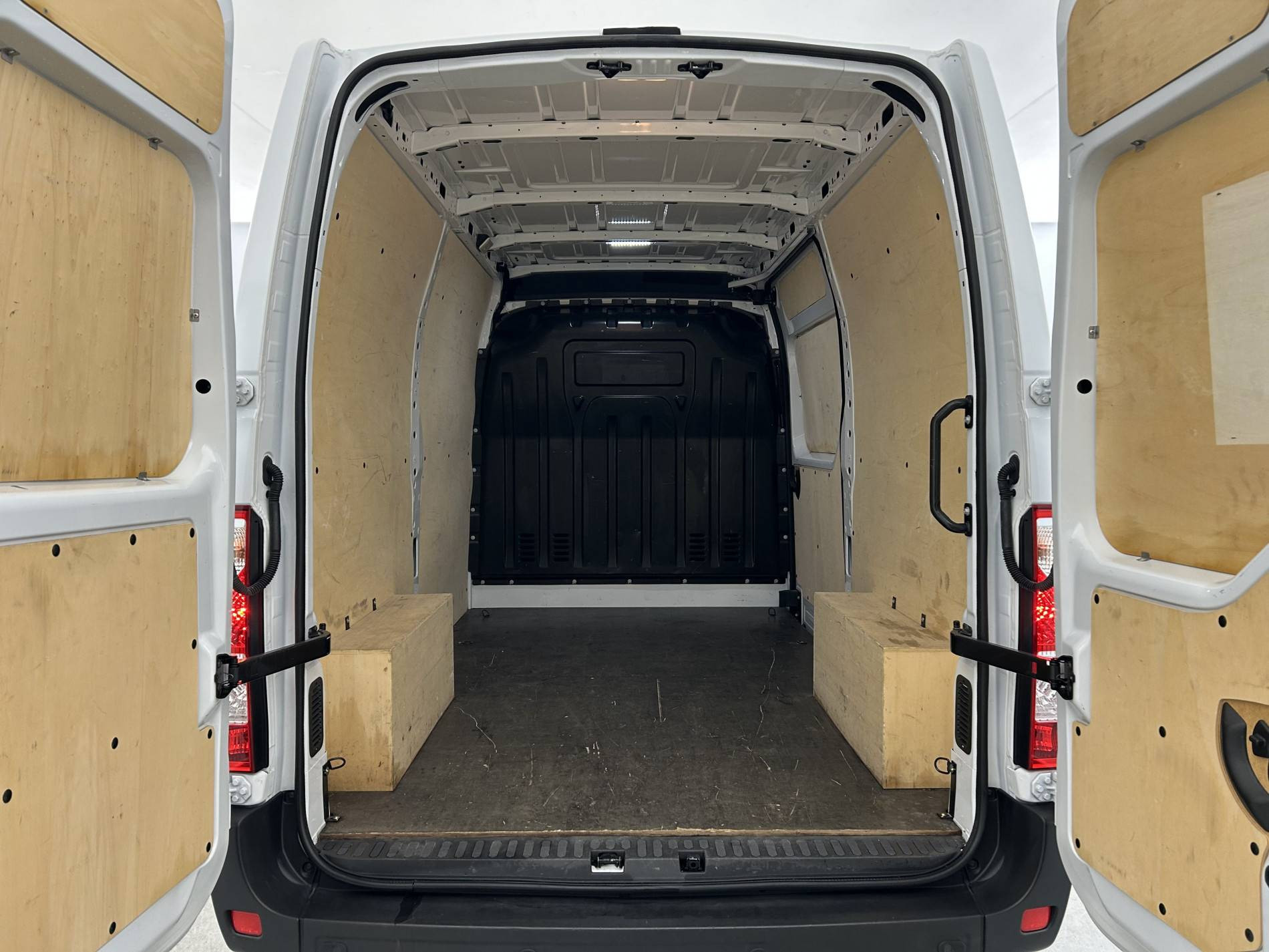 Vente en ligne Renault Master Fourgon MASTER FGN TRAC F3500 L2H2 BLUE DCI 135 au prix de 27 990 €