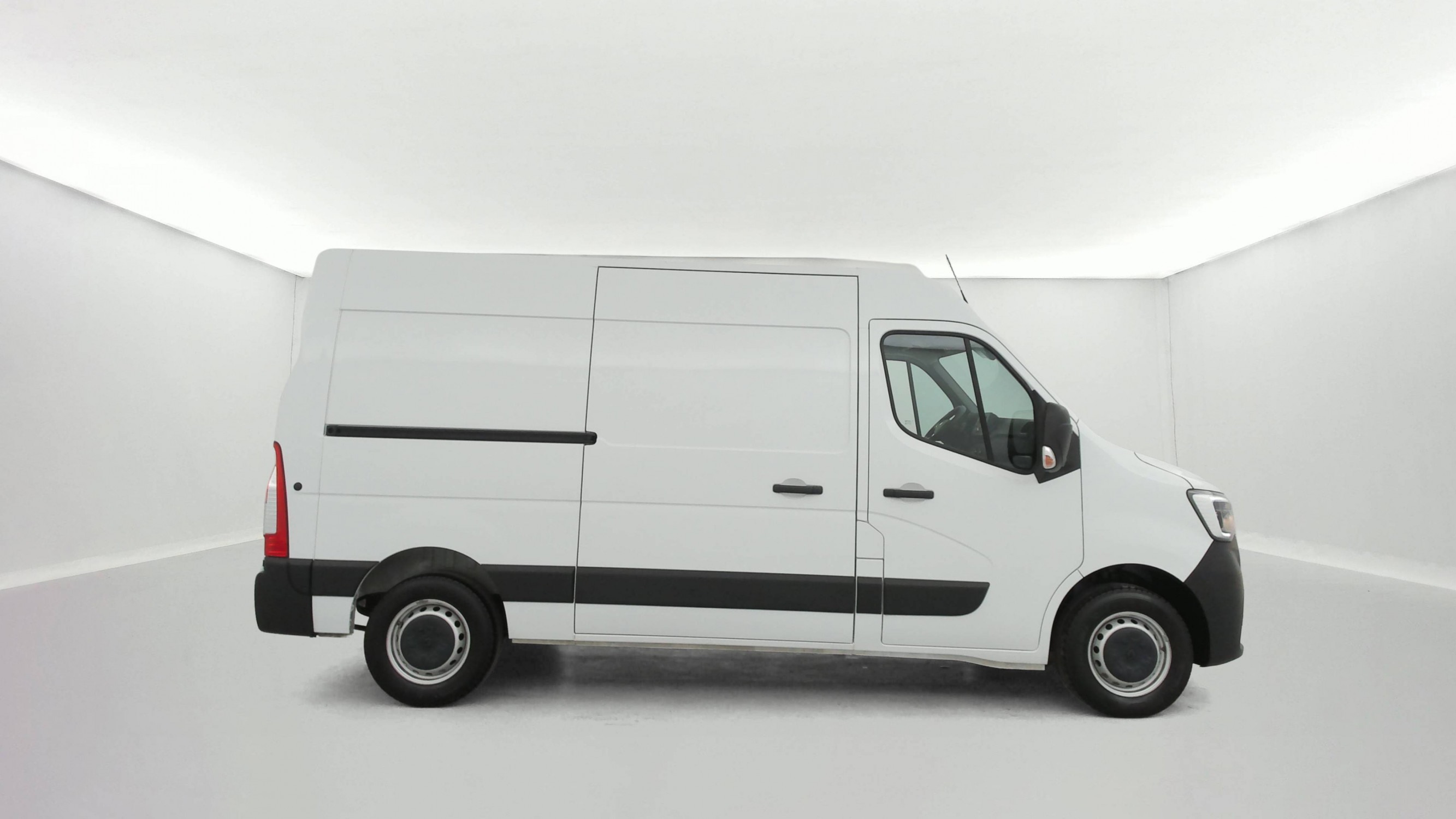 Vente en ligne Renault Master Fourgon MASTER FGN TRAC F3500 L2H2 BLUE DCI 135 au prix de 27 990 €