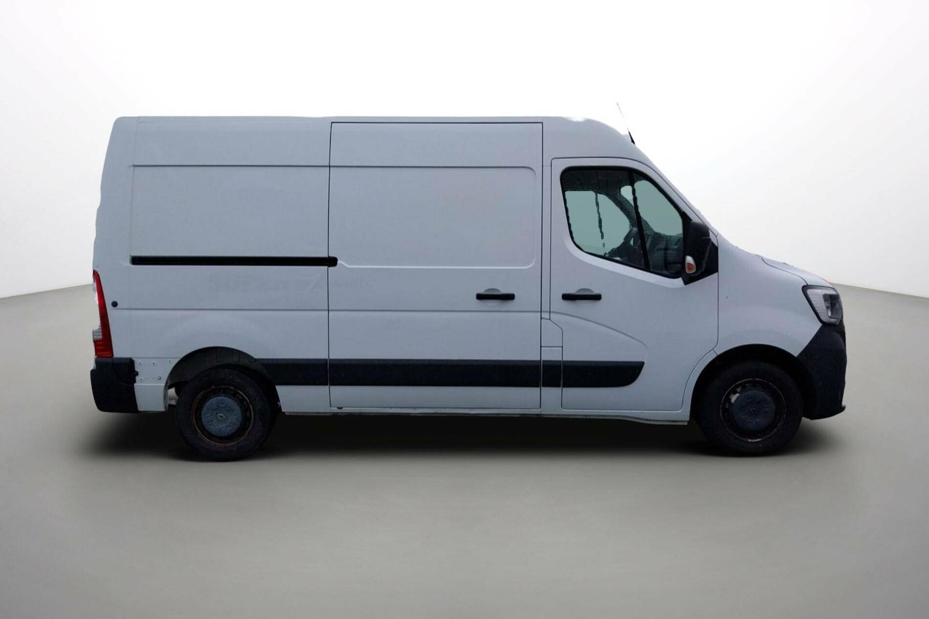 Vente en ligne Renault Master Fourgon MASTER FGN TRAC F3500 L2H2 DCI 135 au prix de 19 990 €