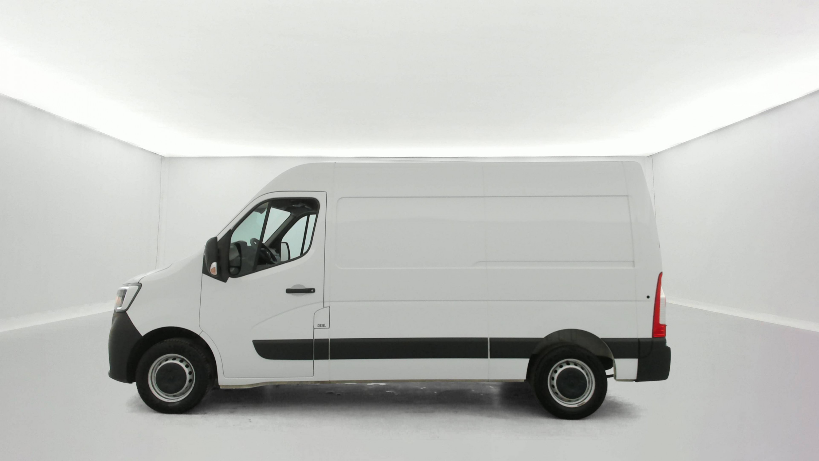 Vente en ligne Renault Master Fourgon MASTER FGN TRAC F3300 L2H2 BLUE DCI 135 au prix de 23 990 €