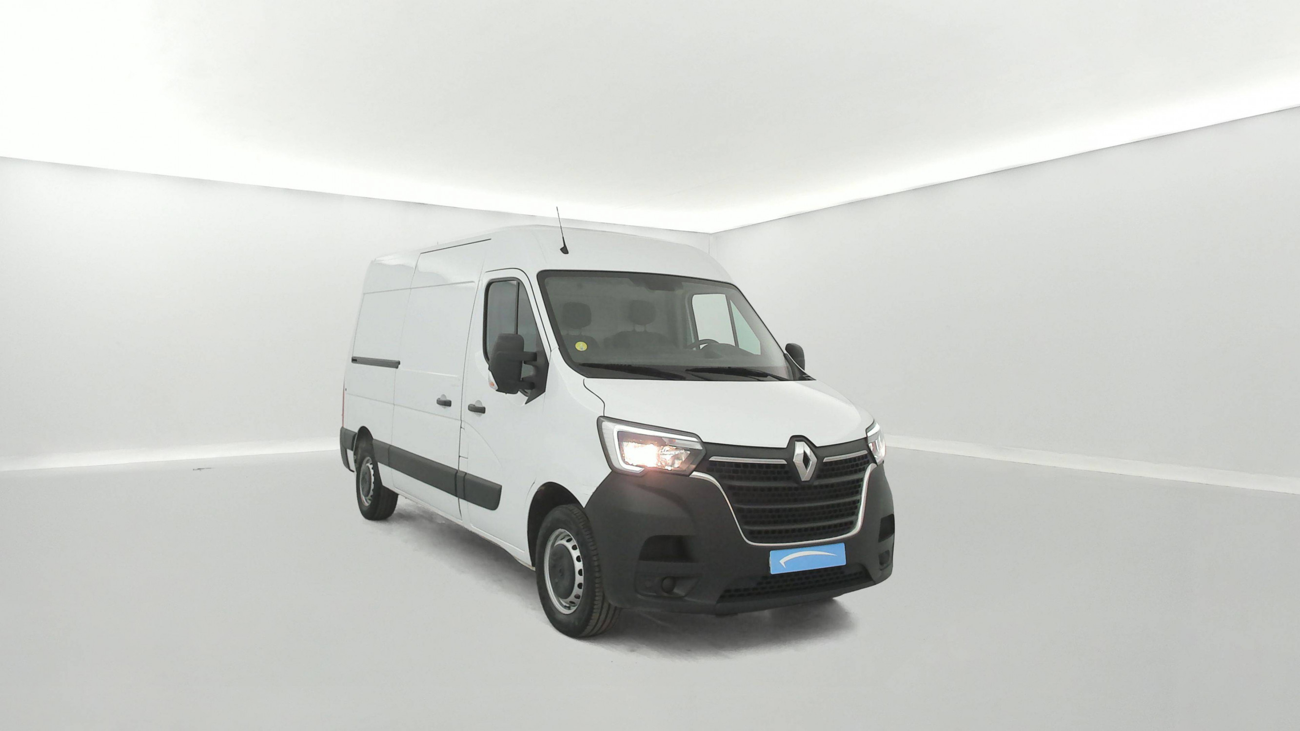 Vente en ligne Renault Master Fourgon MASTER FGN TRAC F3300 L2H2 BLUE DCI 135 au prix de 23 990 €