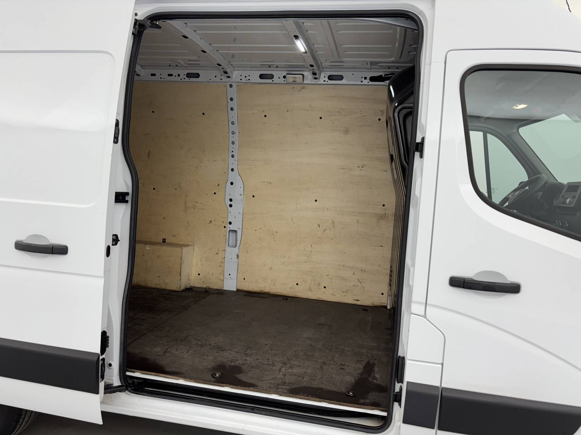 Vente en ligne Renault Master Fourgon MASTER FGN TRAC F3500 L2H2 BLUE DCI 135 au prix de 24 790 €
