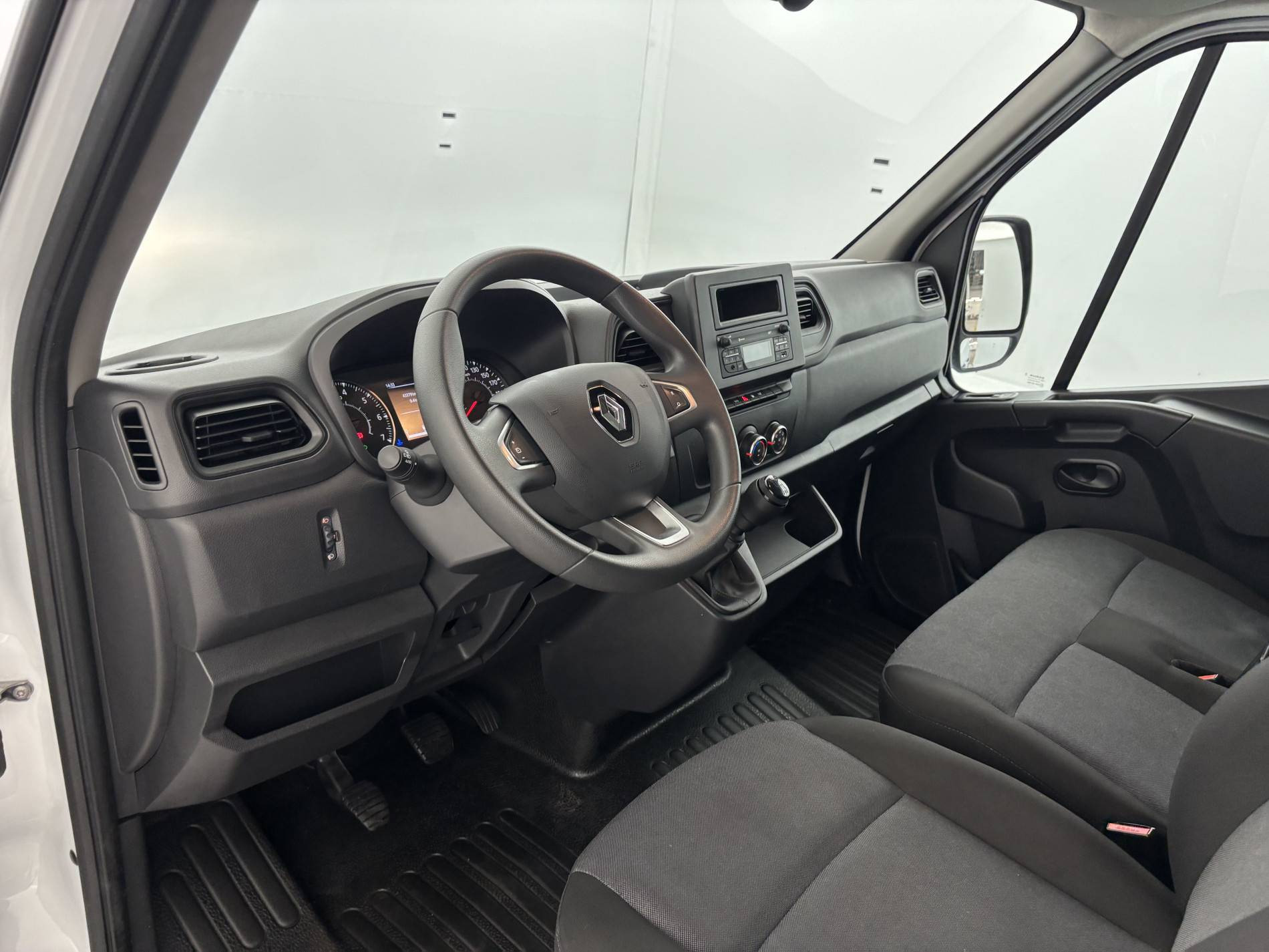 Vente en ligne Renault Master Fourgon MASTER FGN TRAC F3500 L2H2 BLUE DCI 135 au prix de 24 790 €