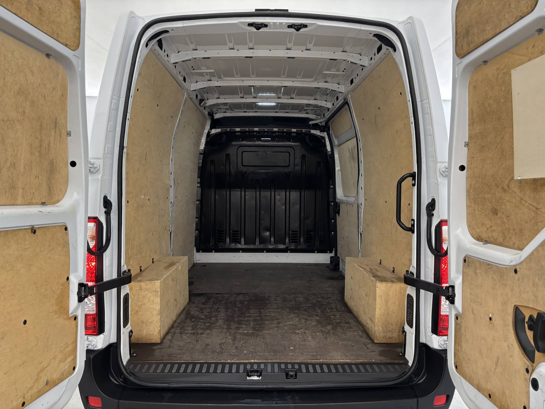 Vente en ligne Renault Master Fourgon MASTER FGN TRAC F3500 L2H2 BLUE DCI 135 au prix de 24 790 €