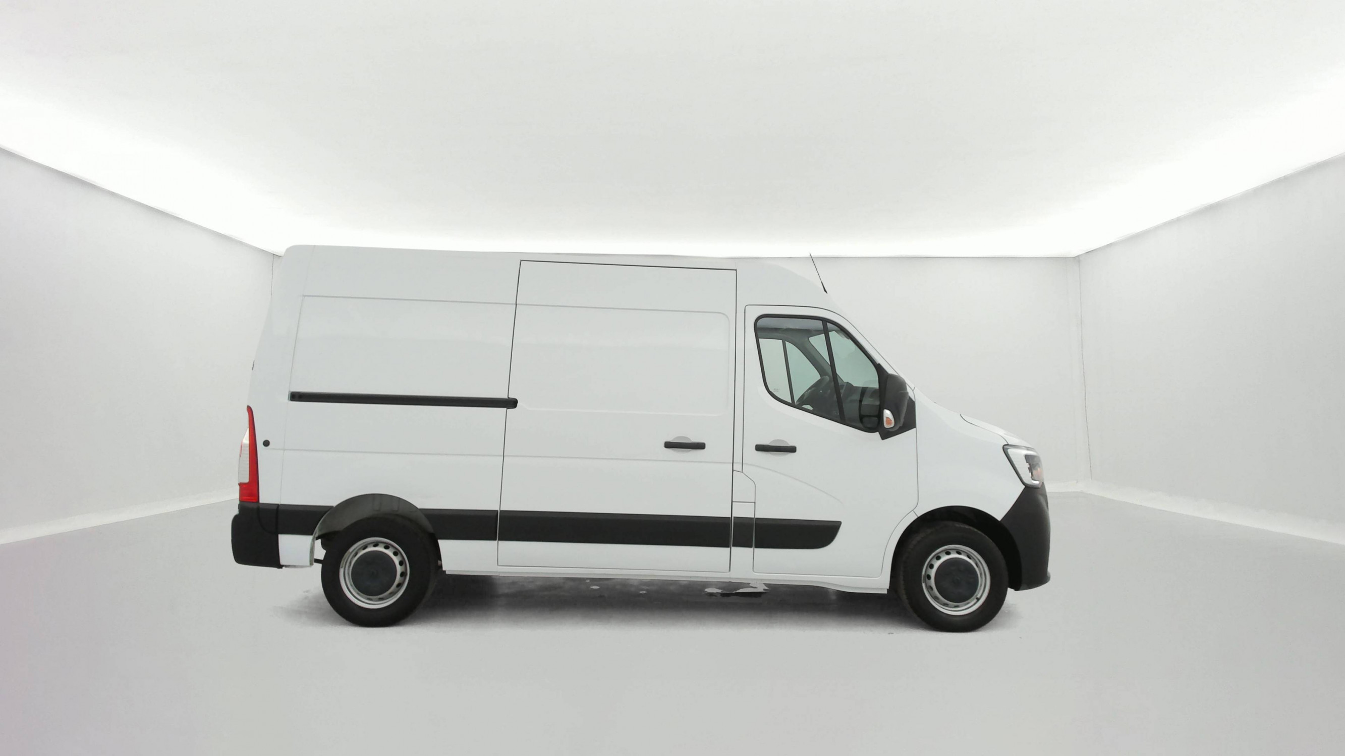 Vente en ligne Renault Master Fourgon MASTER FGN TRAC F3500 L2H2 BLUE DCI 135 au prix de 24 790 €