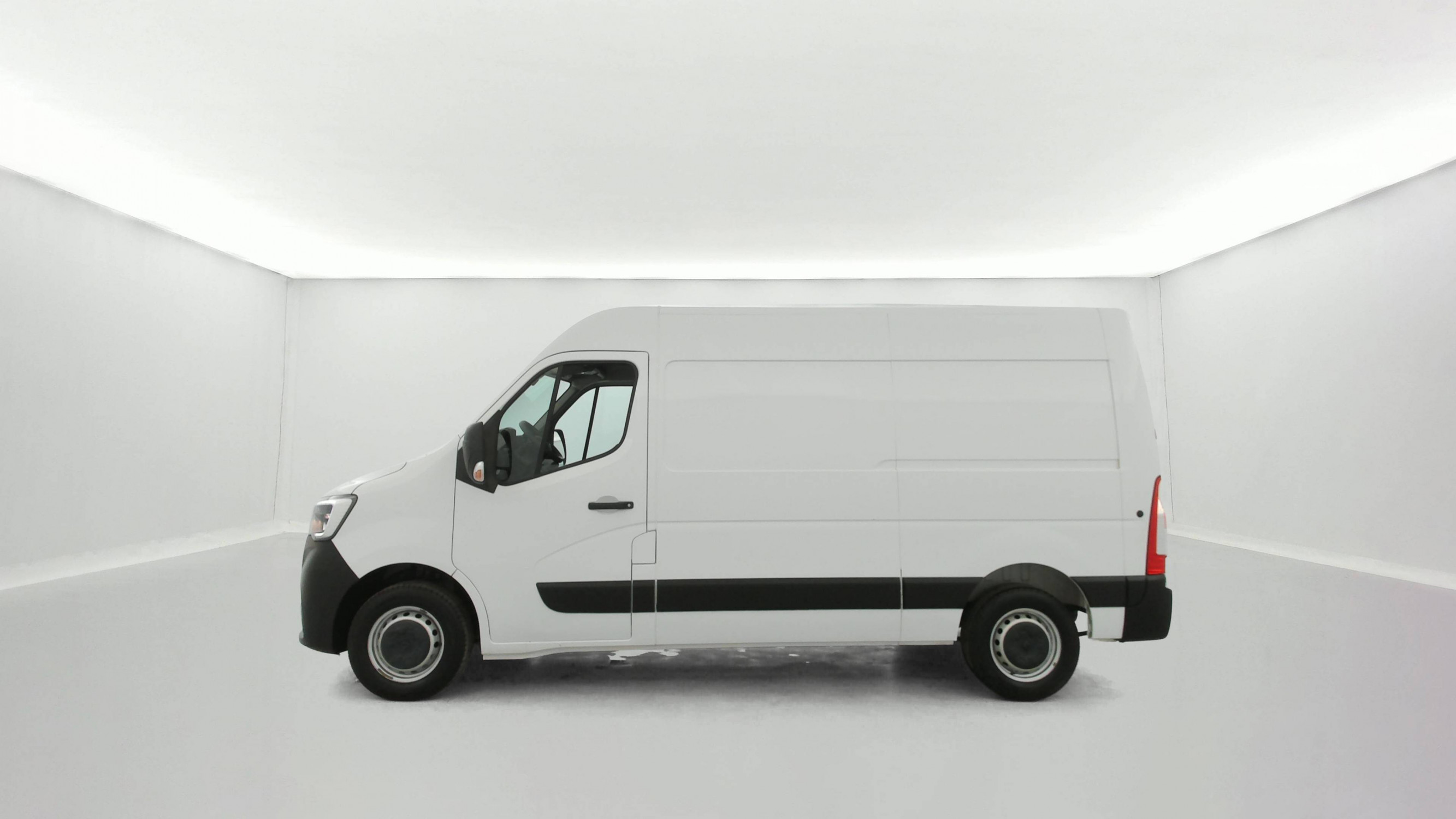 Vente en ligne Renault Master Fourgon MASTER FGN TRAC F3500 L2H2 BLUE DCI 135 au prix de 24 790 €