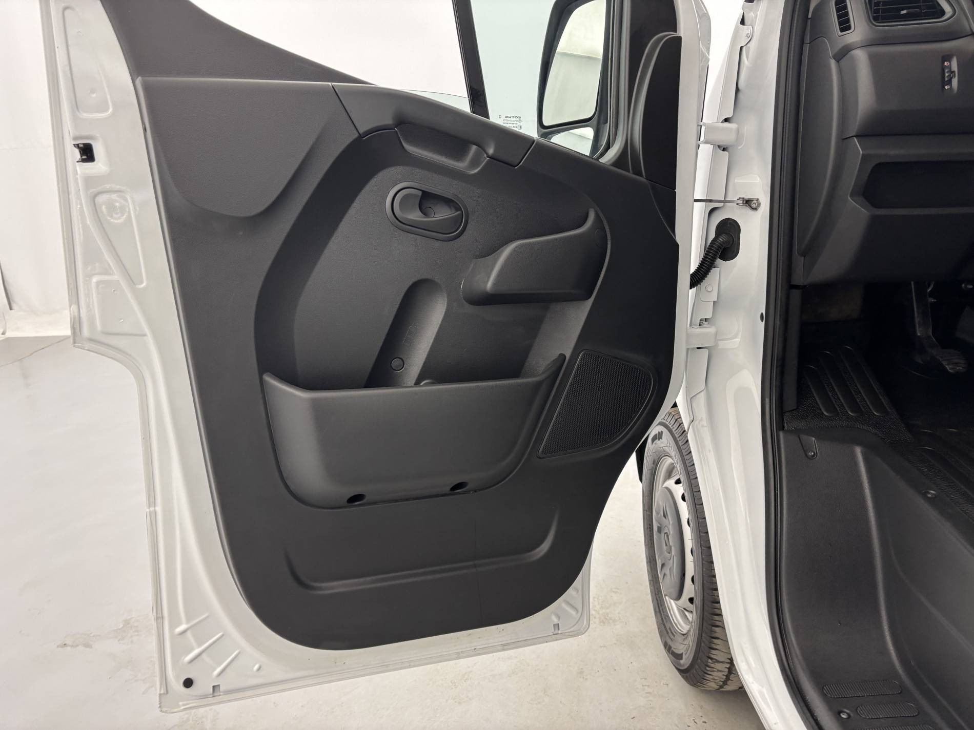 Vente en ligne Renault Master Fourgon MASTER FGN TRAC F3500 L2H2 BLUE DCI 135 au prix de 24 790 €