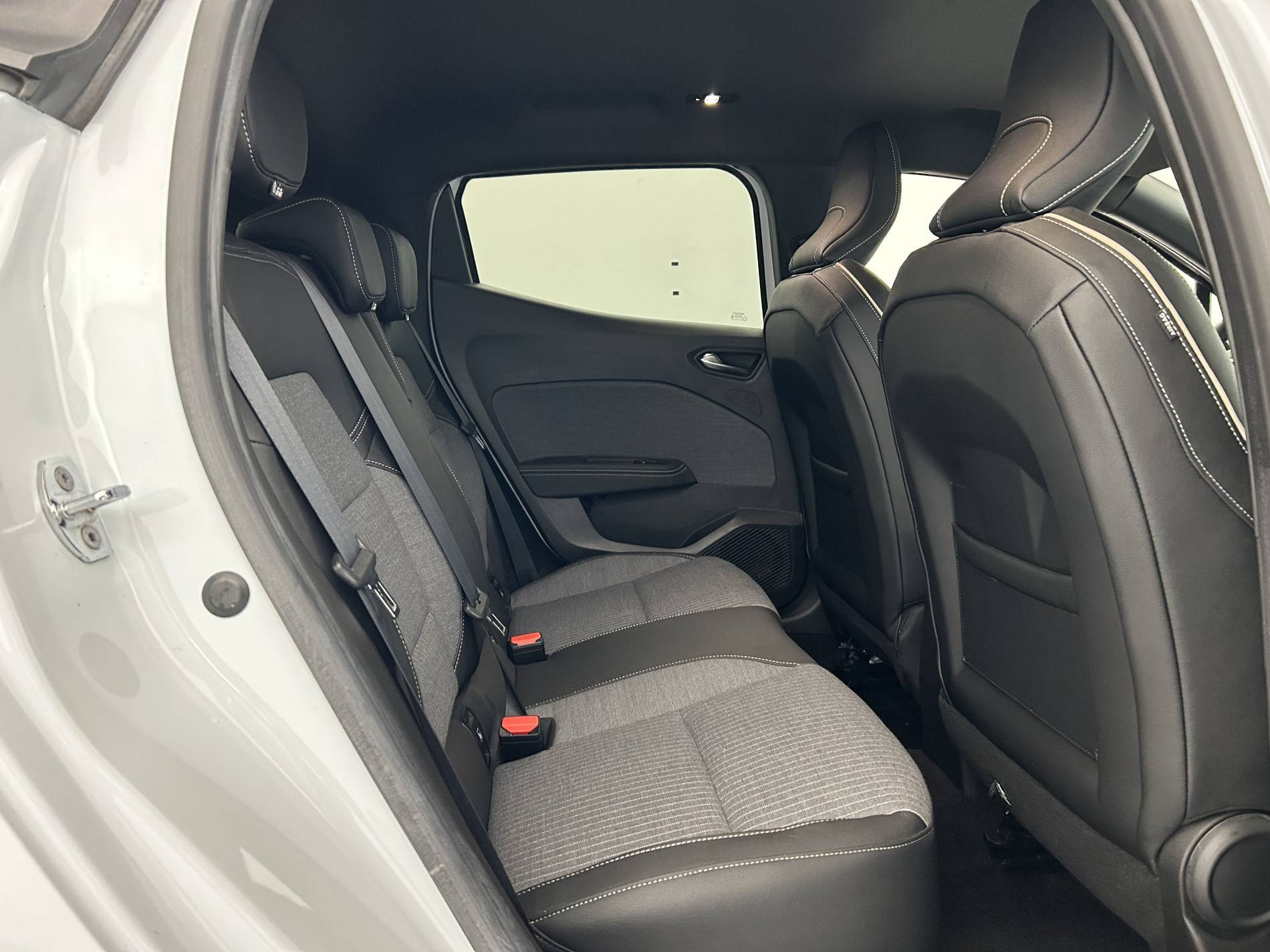 Vente en ligne Renault Clio 5 Clio TCe 140 - 21N au prix de 16 790 €