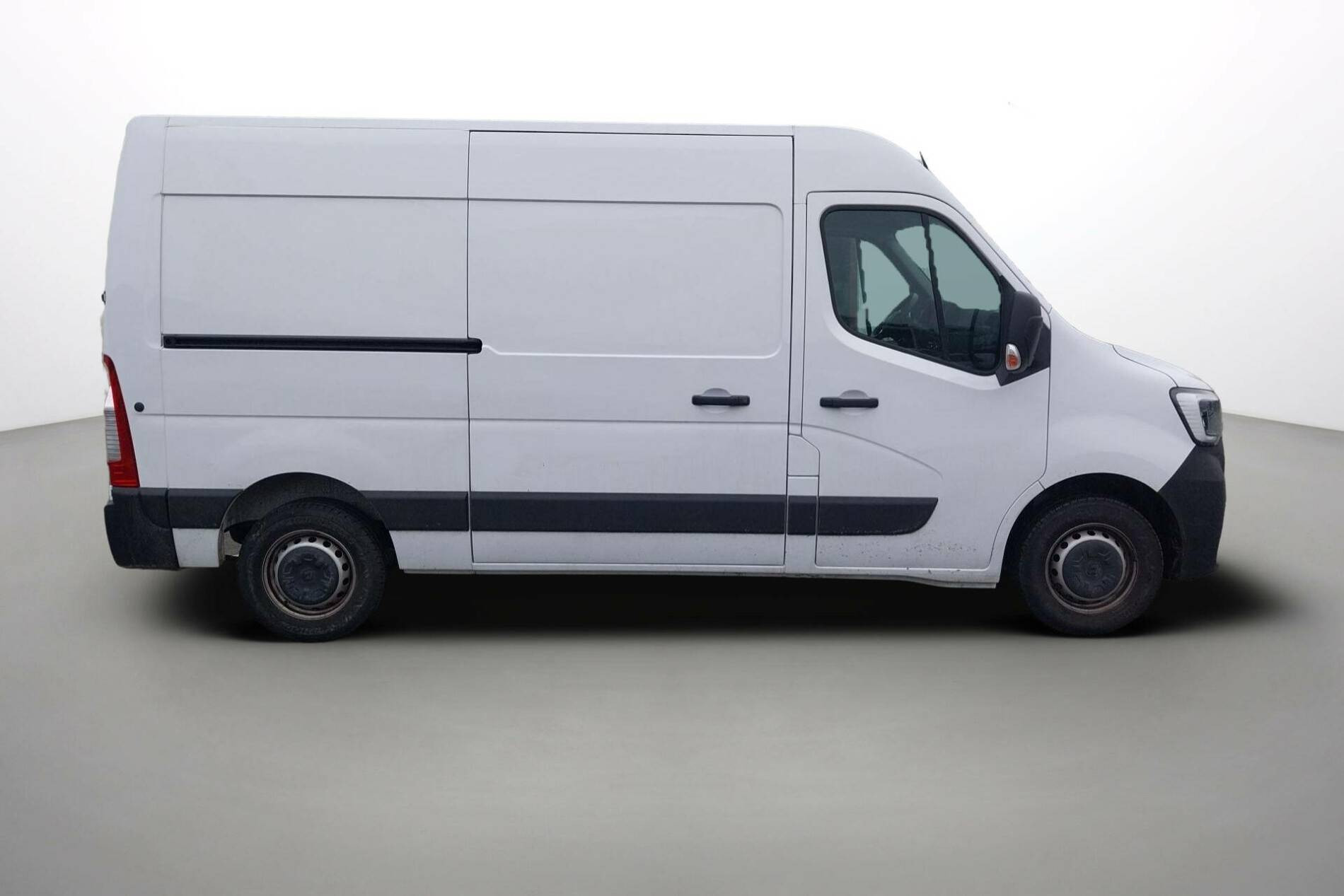 Vente en ligne Renault Master Fourgon MASTER FGN TRAC F3500 L2H2 BLUE DCI 135 au prix de 27 990 €