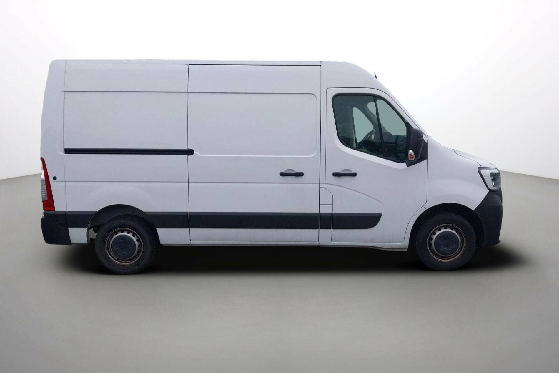 Vente en ligne Renault Master Fourgon MASTER FGN TRAC F3500 L2H2 BLUE DCI 135 au prix de 27 990 €