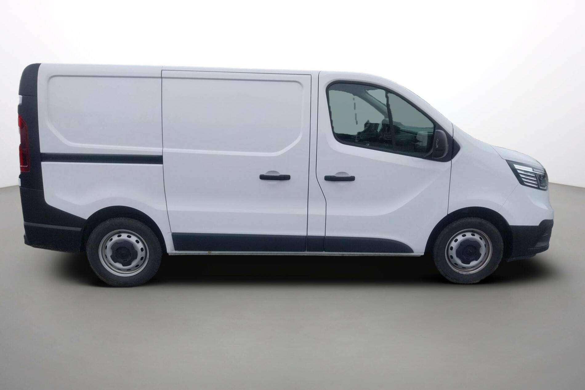 Vente en ligne Renault Trafic 3 Fourgon TRAFIC FGN L1H1 3000 KG BLUE DCI 130 au prix de 24 590 €