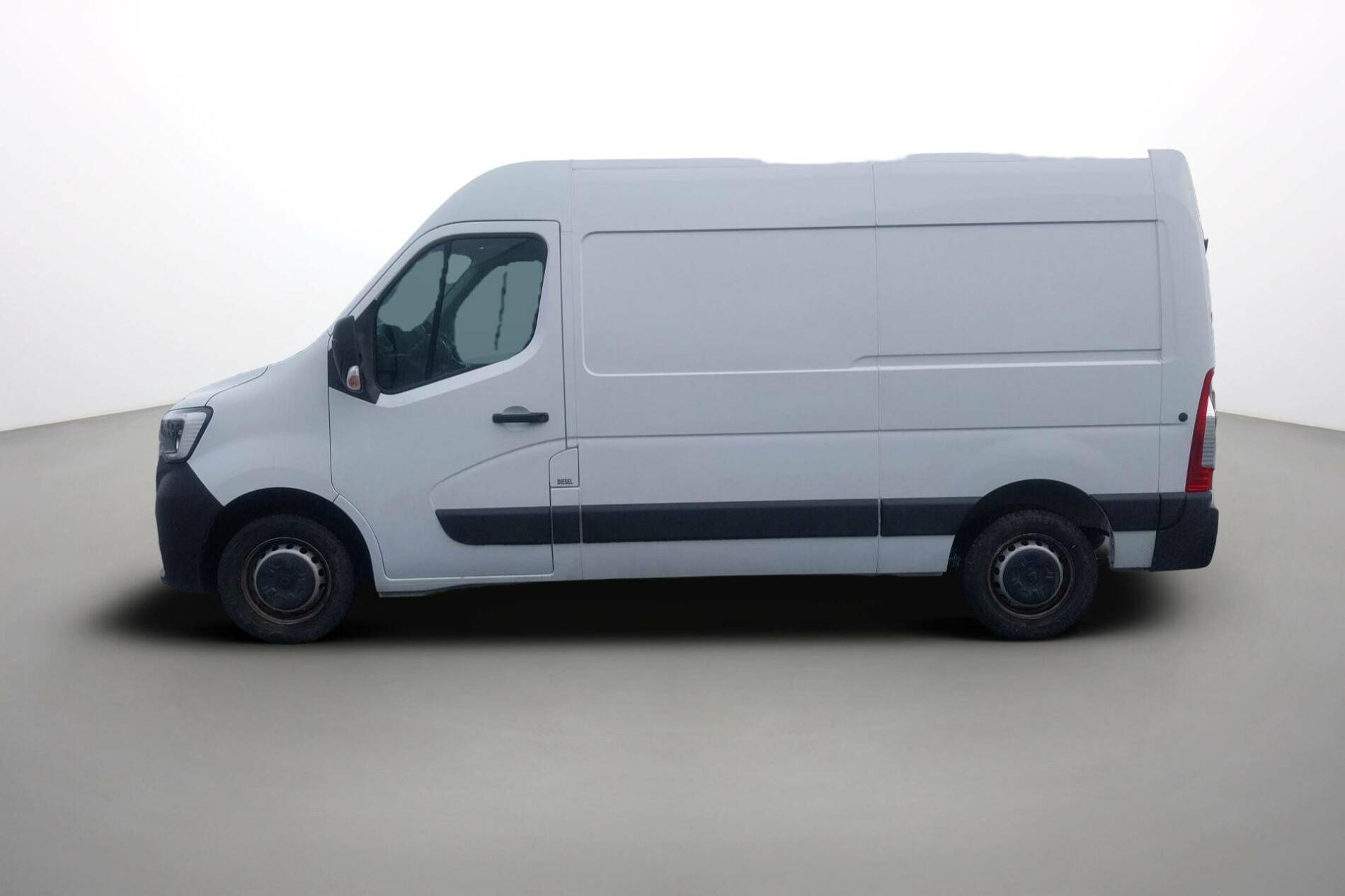 Vente en ligne Renault Master Fourgon MASTER FGN TRAC F3500 L2H2 BLUE DCI 135 au prix de 25 990 €