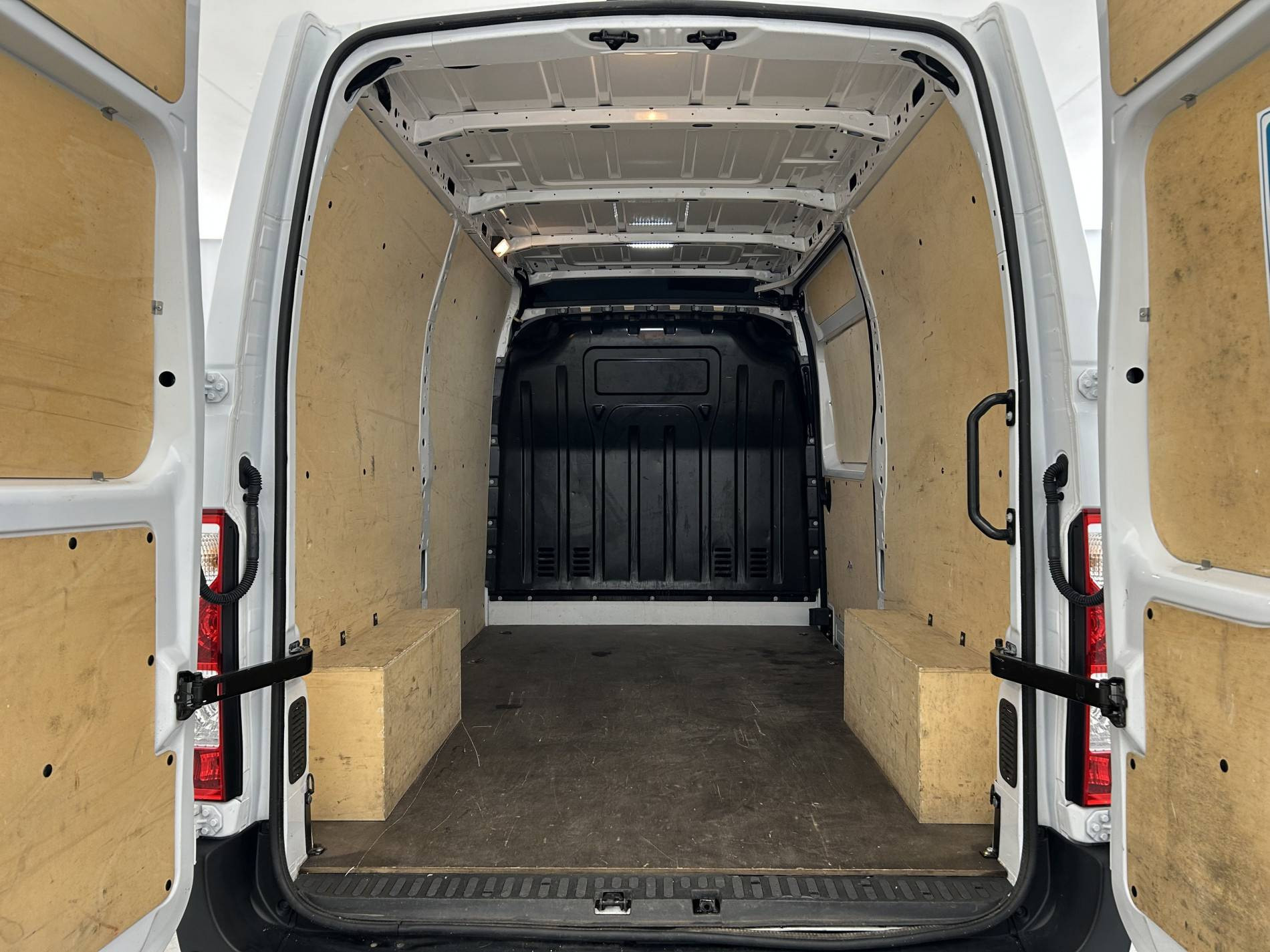 Vente en ligne Renault Master Fourgon MASTER FGN TRAC F3500 L2H2 BLUE DCI 135 au prix de 25 990 €